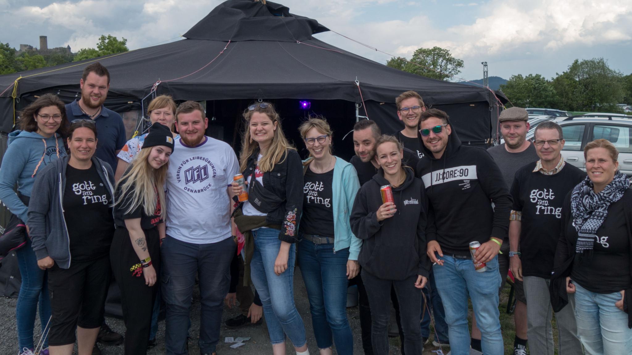 Helfer und Besucher bei Gott am Ring 2023 vor der Jurte