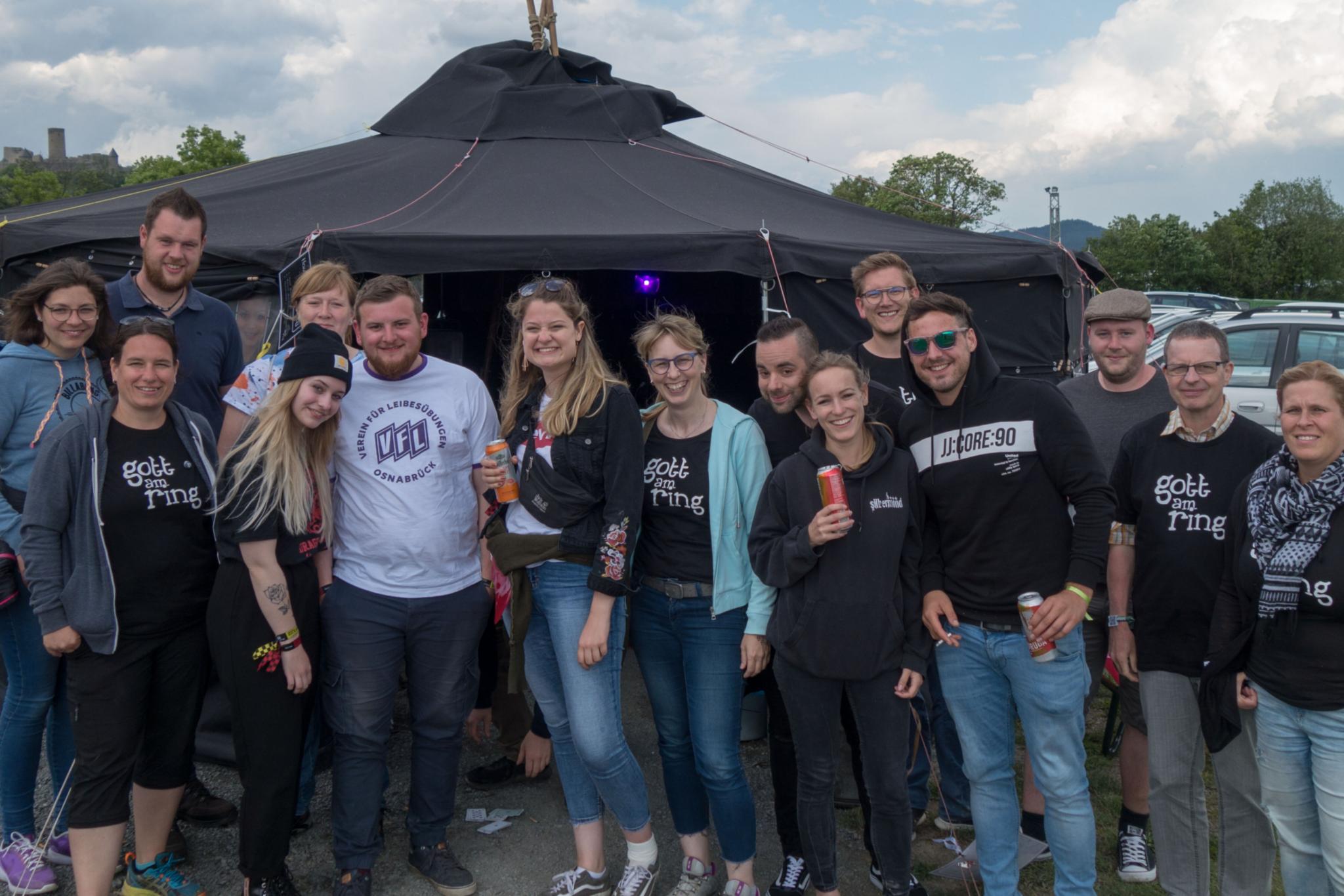 Helfer und Besucher bei Gott am Ring 2023 vor der Jurte
