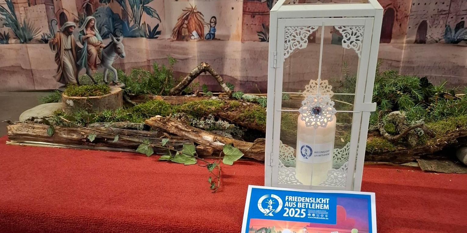 Das Friedenslicht brennt in der Kirche in Niederehe (c) Philipp Hein Das Friedenslicht brennt in der Kirche in Niederehe