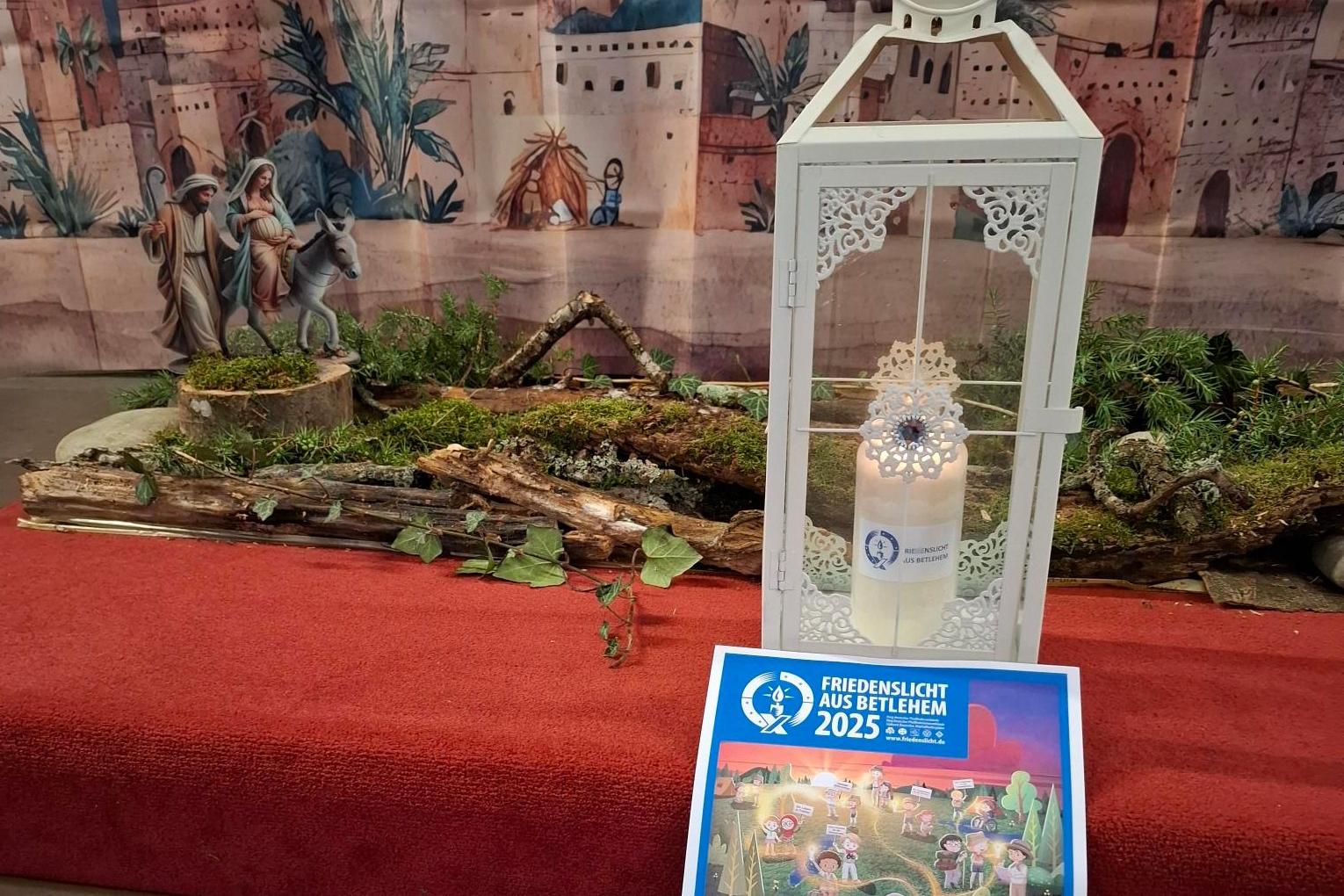 Das Friedenslicht brennt in der Kirche in Niederehe