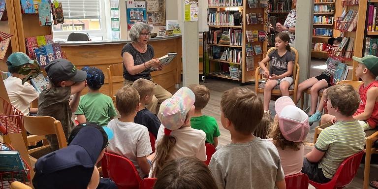Grundschulkinder zu Besuch in der KÖB Hillesheim