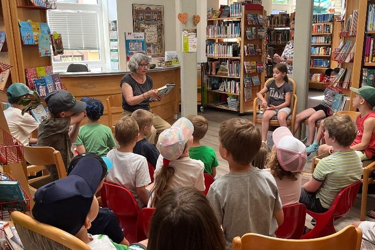 Grundschulkinder zu Besuch in der KÖB Hillesheim
