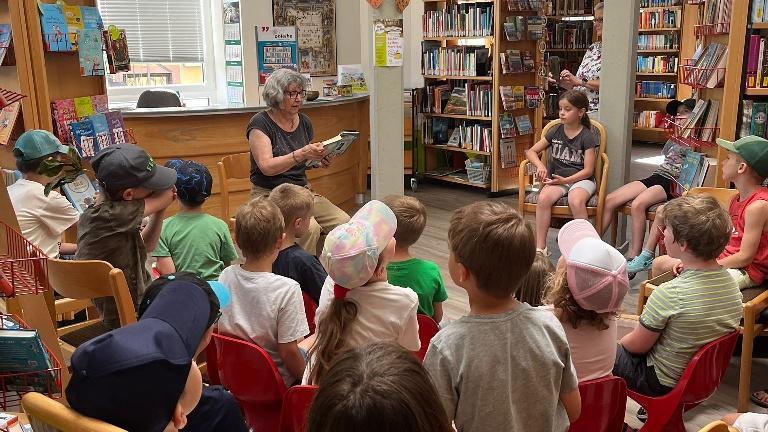 Grundschulkinder zu Besuch in der KÖB Hillesheim