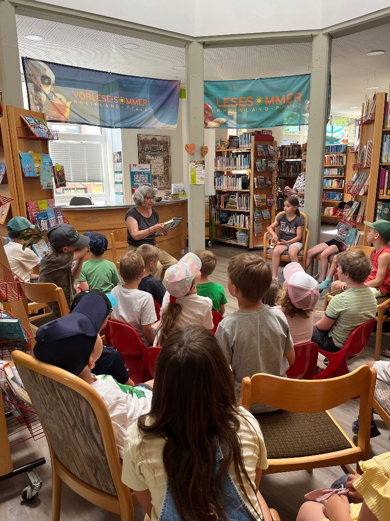 Grundschulkinder zu Besuch in der KÖB Hillesheim