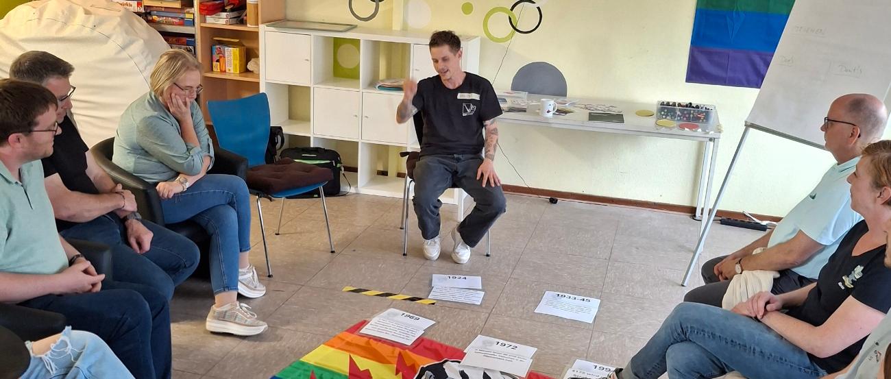 Vincent Maron berichtet von der historischen Entwicklung von Queerfeindlichkeit (c) Anita Nohner Vincent Maron berichtet von der historischen Entwicklung von Queerfeindlichkeit