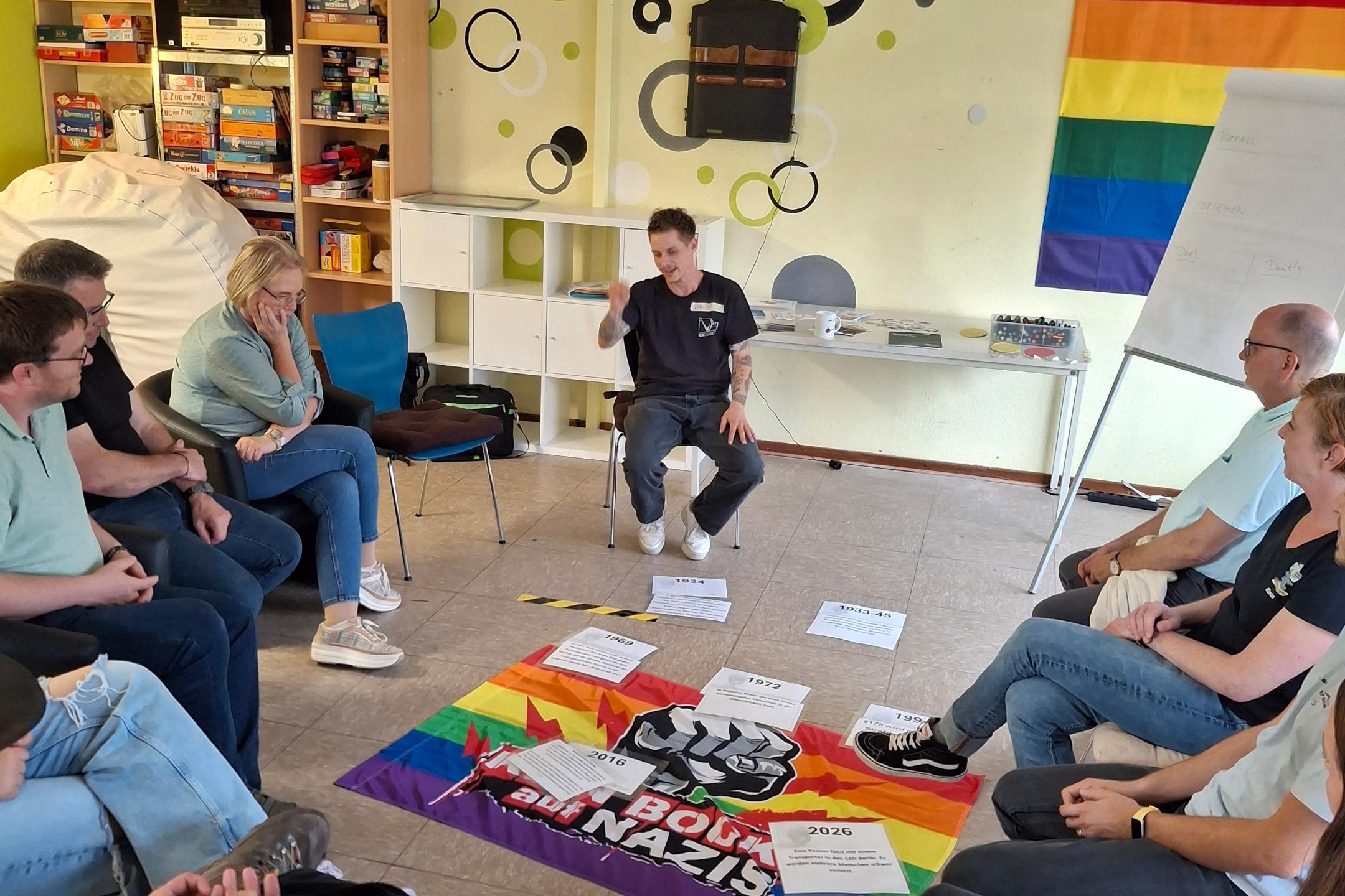 Vincent Maron berichtet von der historischen Entwicklung von Queerfeindlichkeit