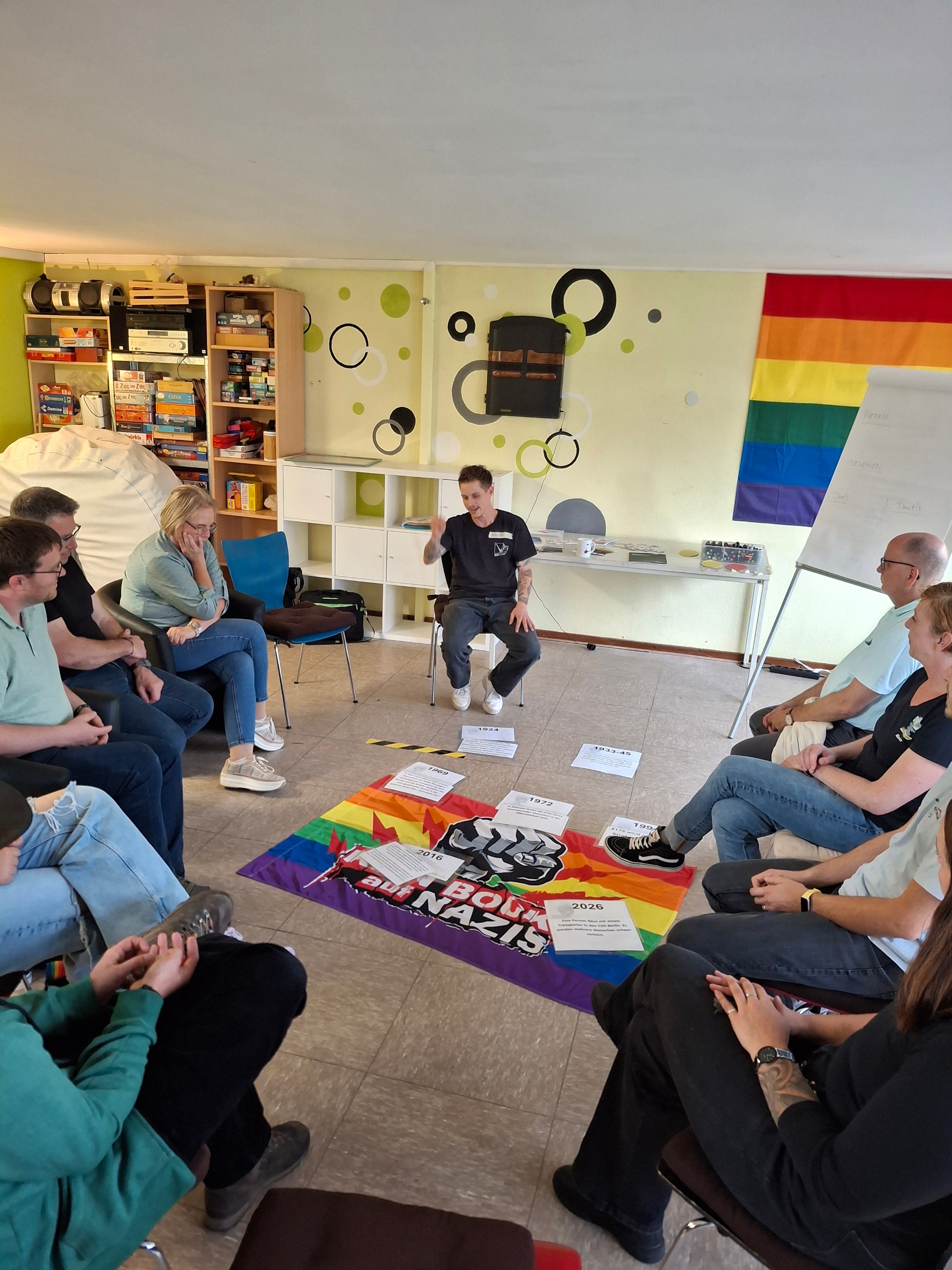 Vincent Maron berichtet von der historischen Entwicklung von Queerfeindlichkeit