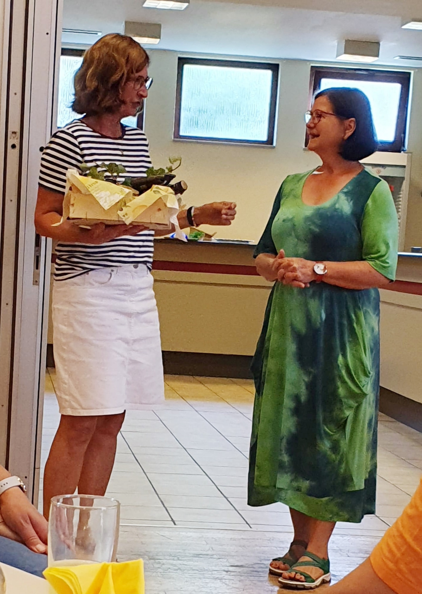Ruth Holbach bedankt sich bei der Referentin Regina Friedrich