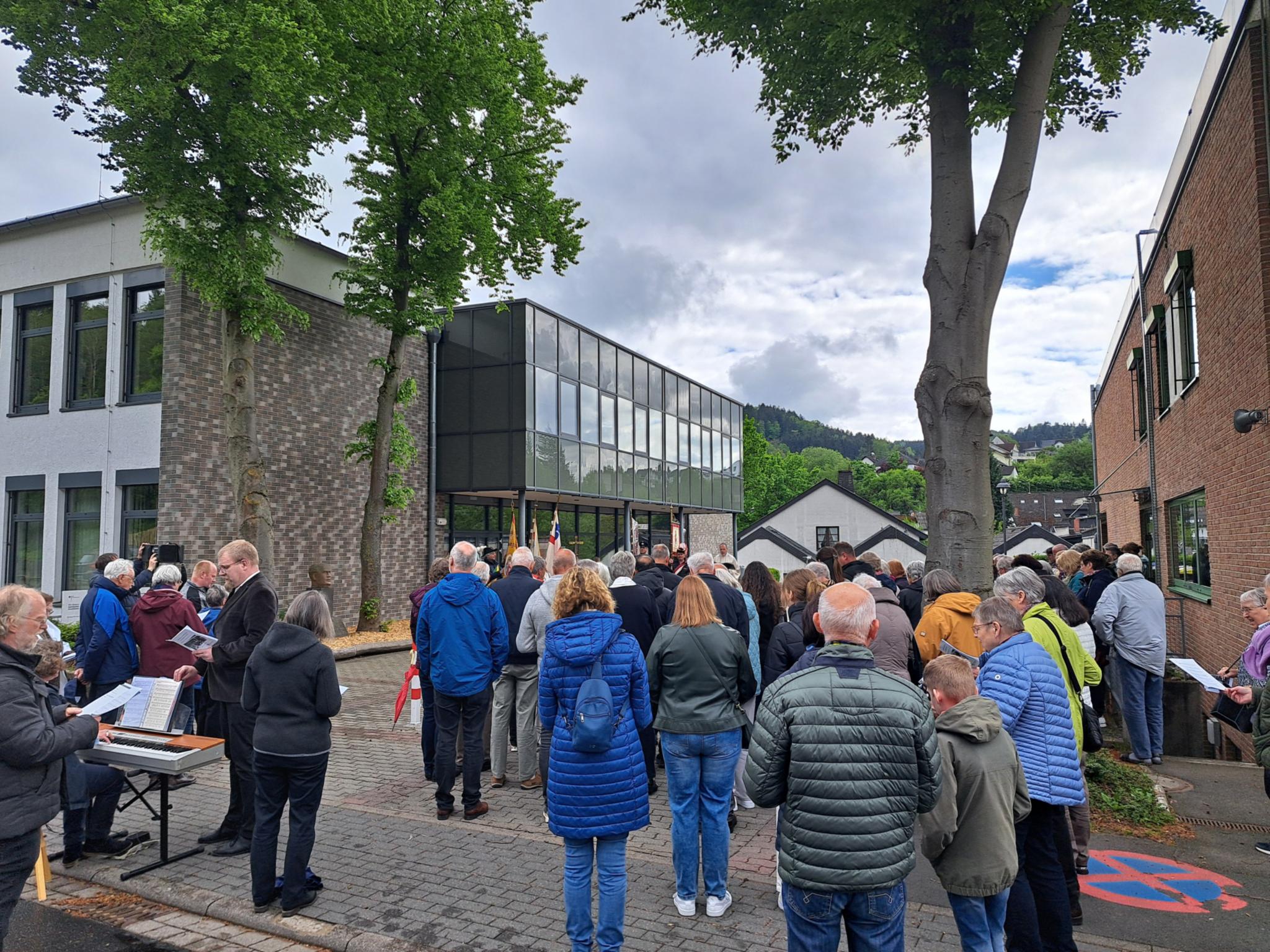 Abschluss des Stationengottesdienstes am Erich-Klausener-Gymnasium (c) Philipp Hein Abschluss des Stationengottesdienstes am Erich-Klausener-Gymnasium