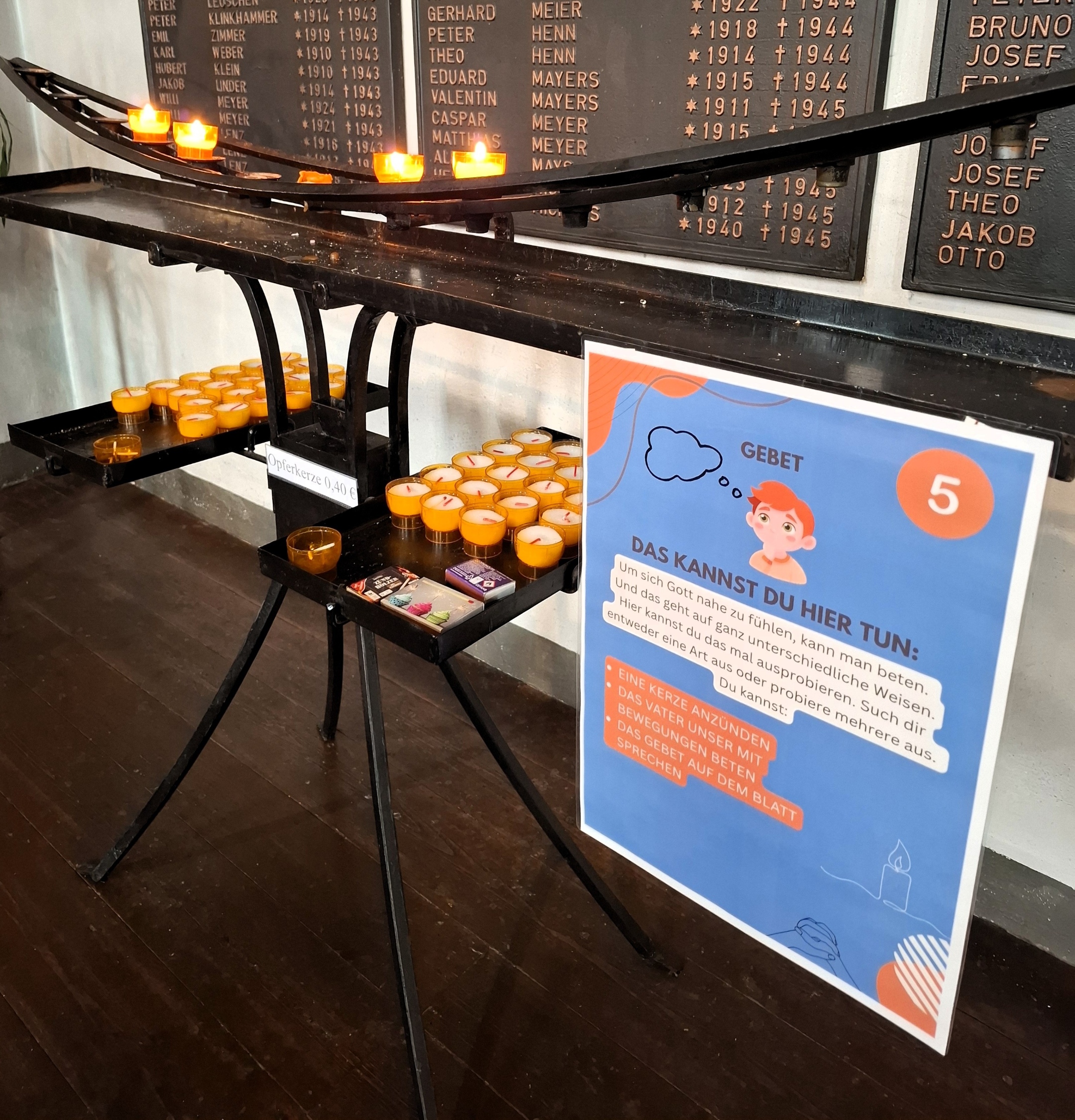 An dieser Station des Familienparcours können die Teilnehmenden ein Gebet sprechen und eine Kerze anzünden