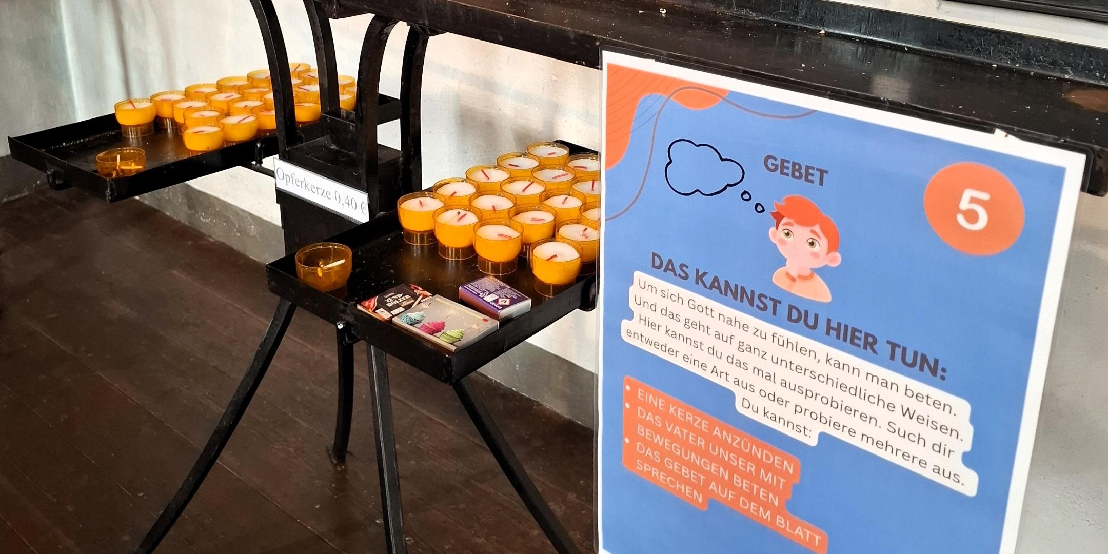 An dieser Station des Familienparcours können die Teilnehmenden ein Gebet sprechen und eine Kerze anzünden (c) Philipp Hein An dieser Station des Familienparcours können die Teilnehmenden ein Gebet sprechen und eine Kerze anzünden