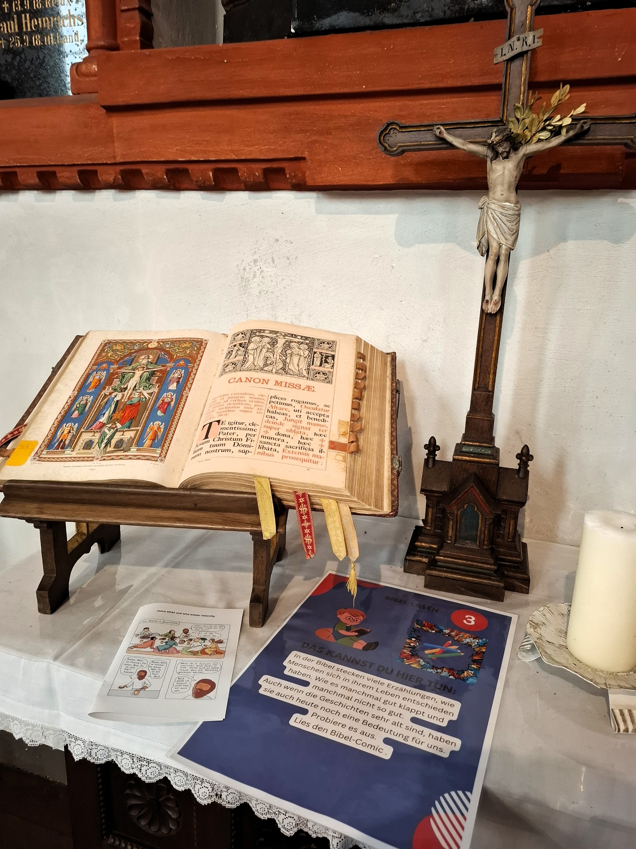 An dieser Stationen können die Kinder zusammen mit ihren Begleitpersonen einen Bibelcomic lesen (c) Philipp Hein An dieser Stationen können die Kinder zusammen mit ihren Begleitpersonen einen Bibelcomic lesen