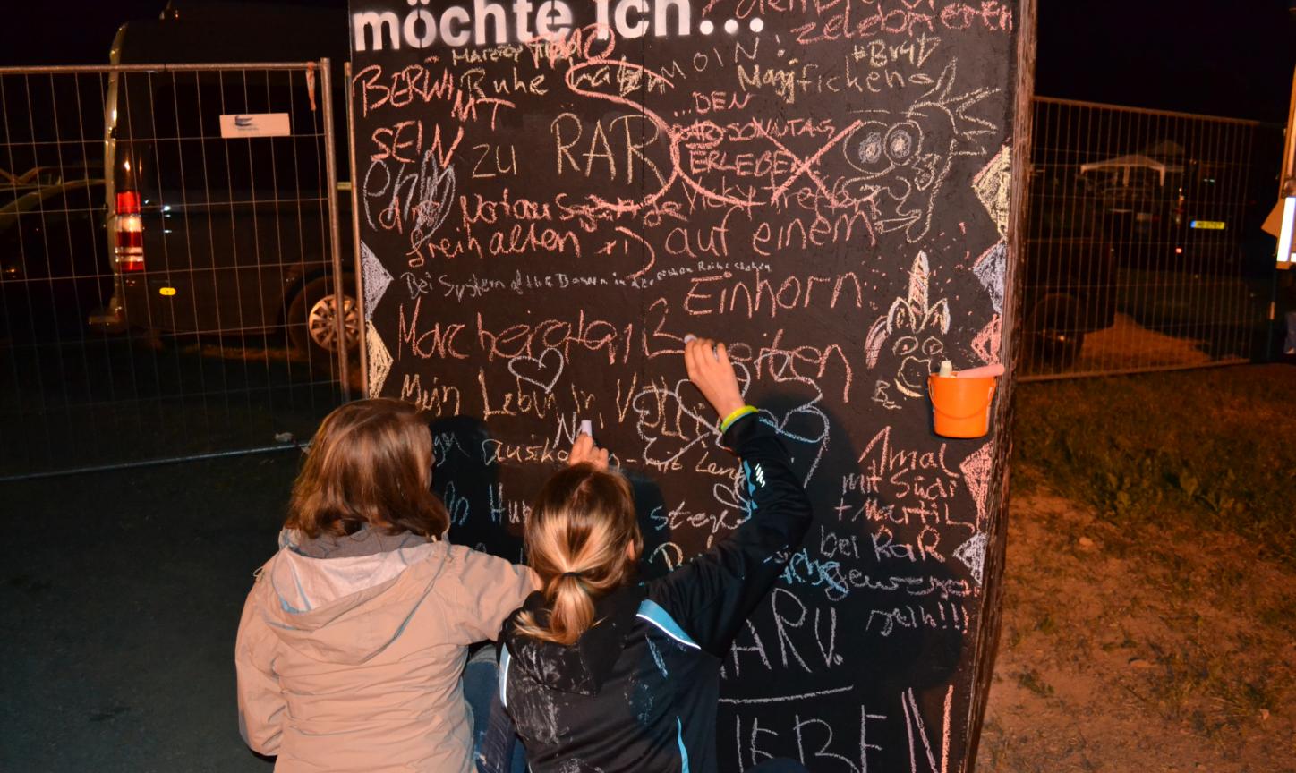 Besucher*innen schreiben ihre Gedanken zu 'Bevor ich sterbe möchte ich ...'