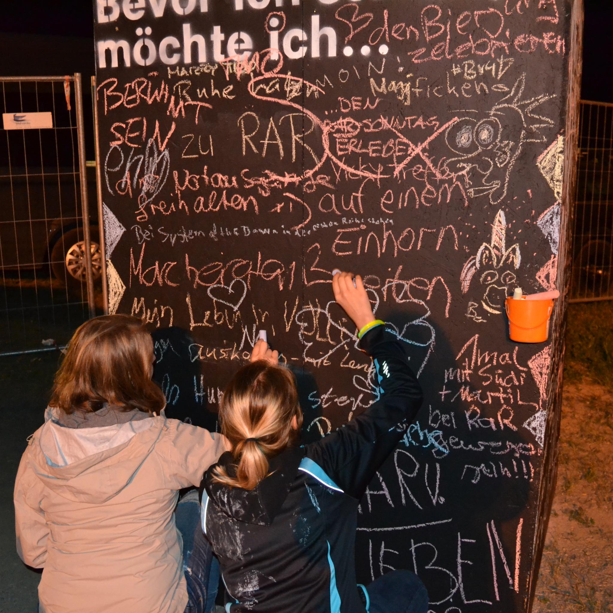 Besucher*innen schreiben ihre Gedanken zu 'Bevor ich sterbe möchte ich ...'