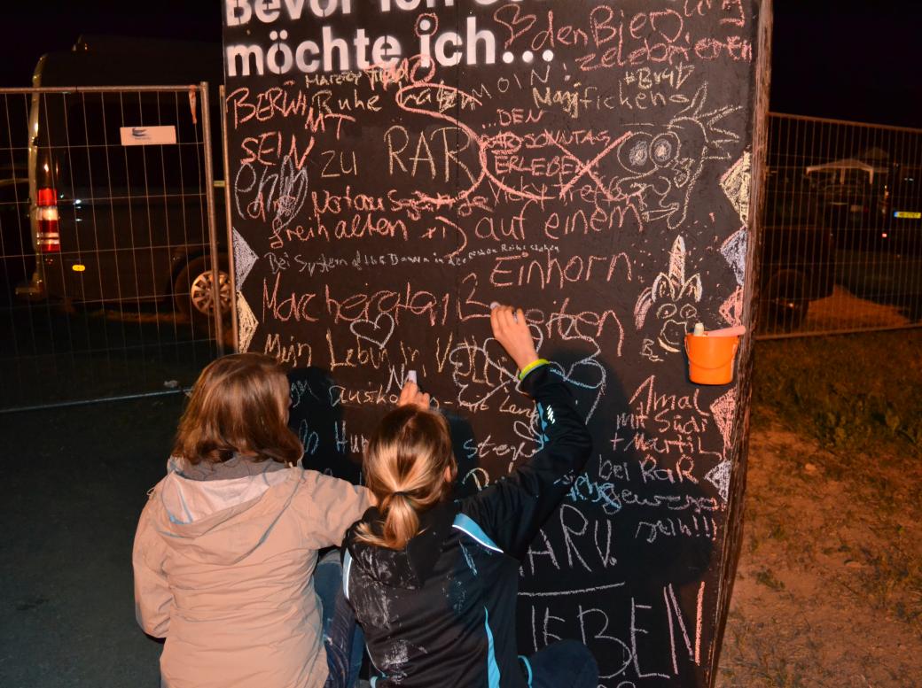 Besucher*innen schreiben ihre Gedanken zu 'Bevor ich sterbe möchte ich ...'