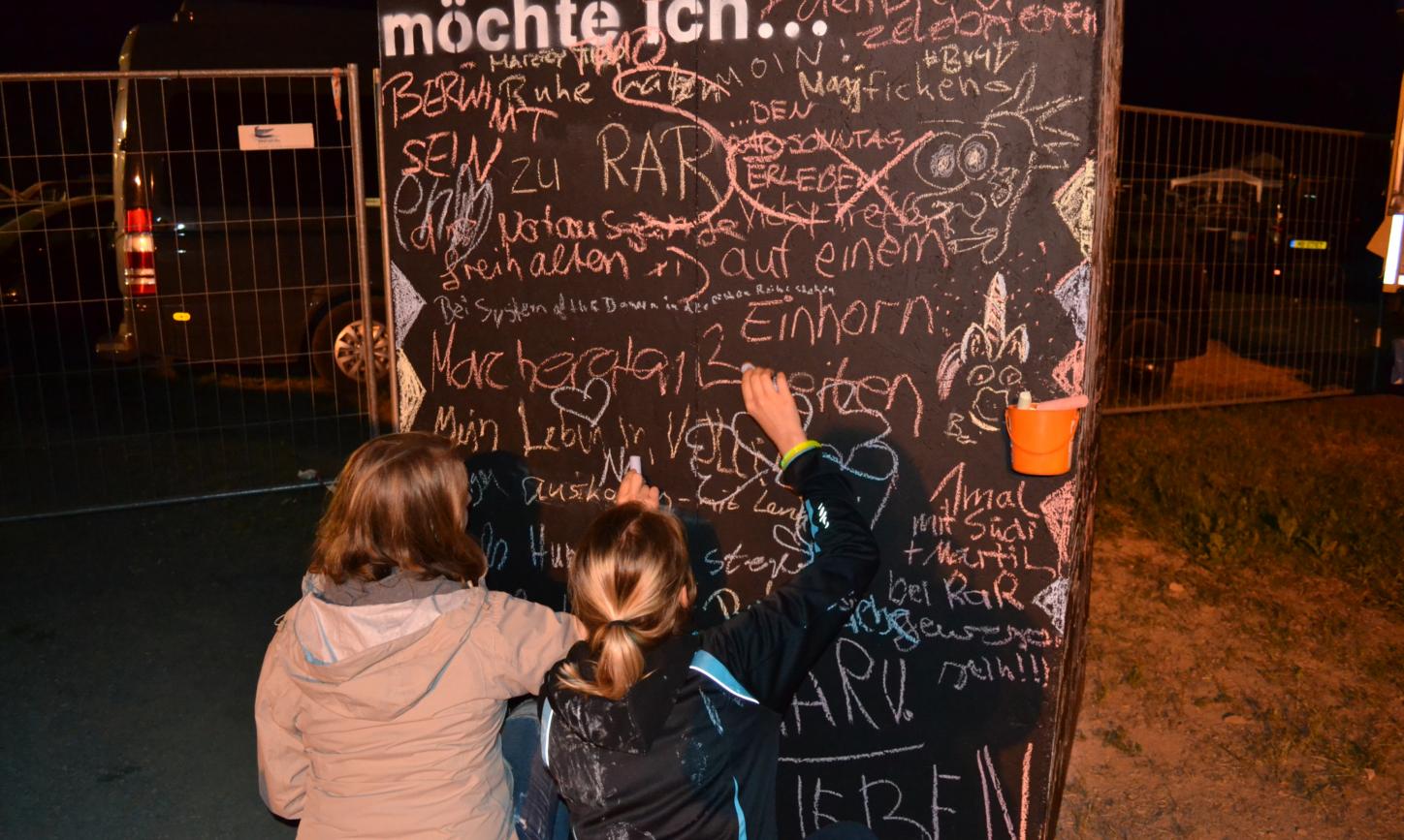 Besucher*innen schreiben ihre Gedanken zu 'Bevor ich sterbe möchte ich ...'
