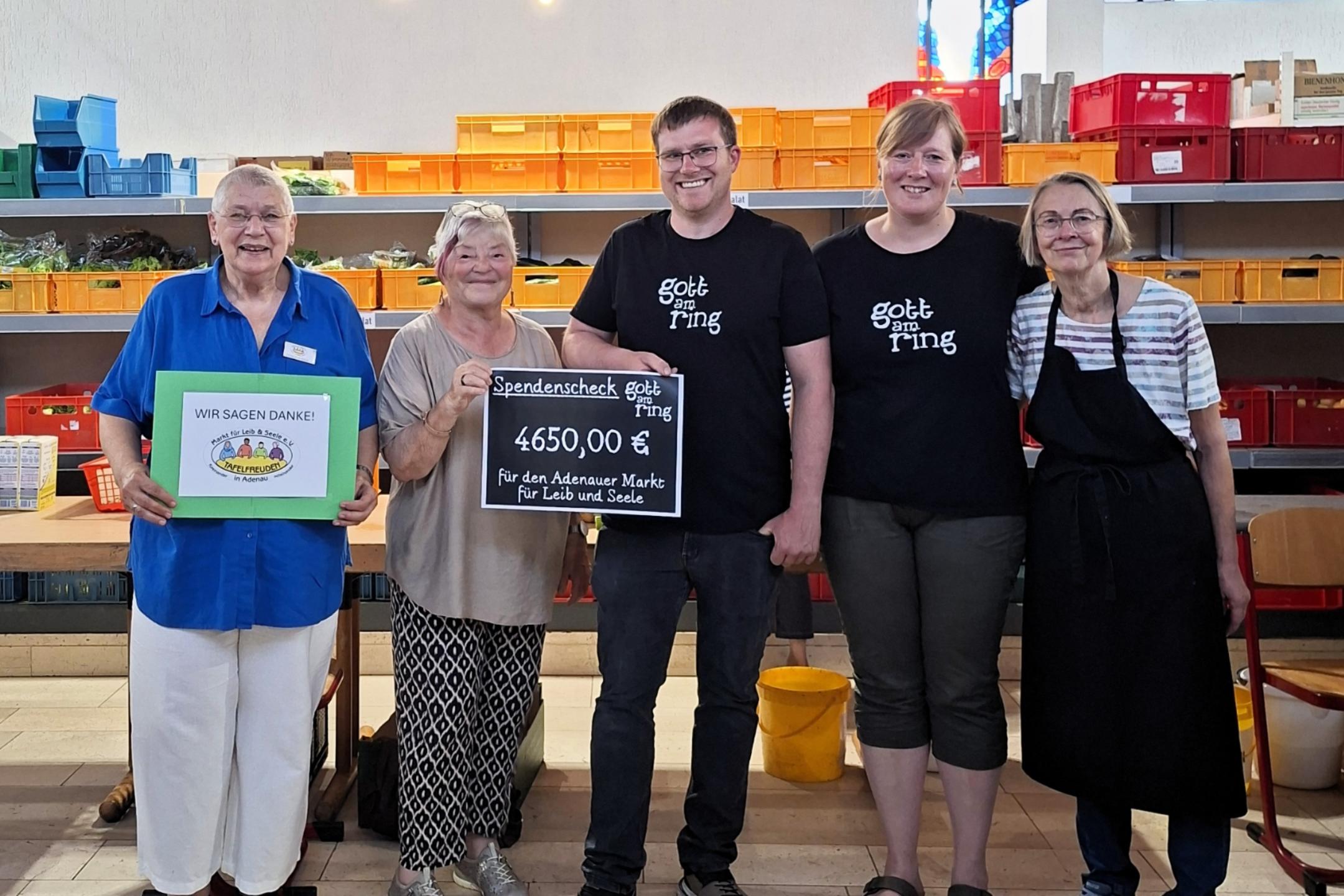 Das Gott-am-Ring-Team übergibt die Spende an den Adenauer Markt für Leib und Seele