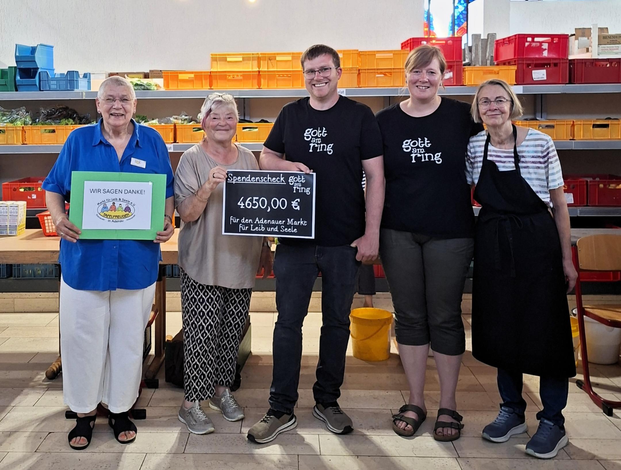 Das Gott-am-Ring-Team übergibt die Spende an den Adenauer Markt für Leib und Seele