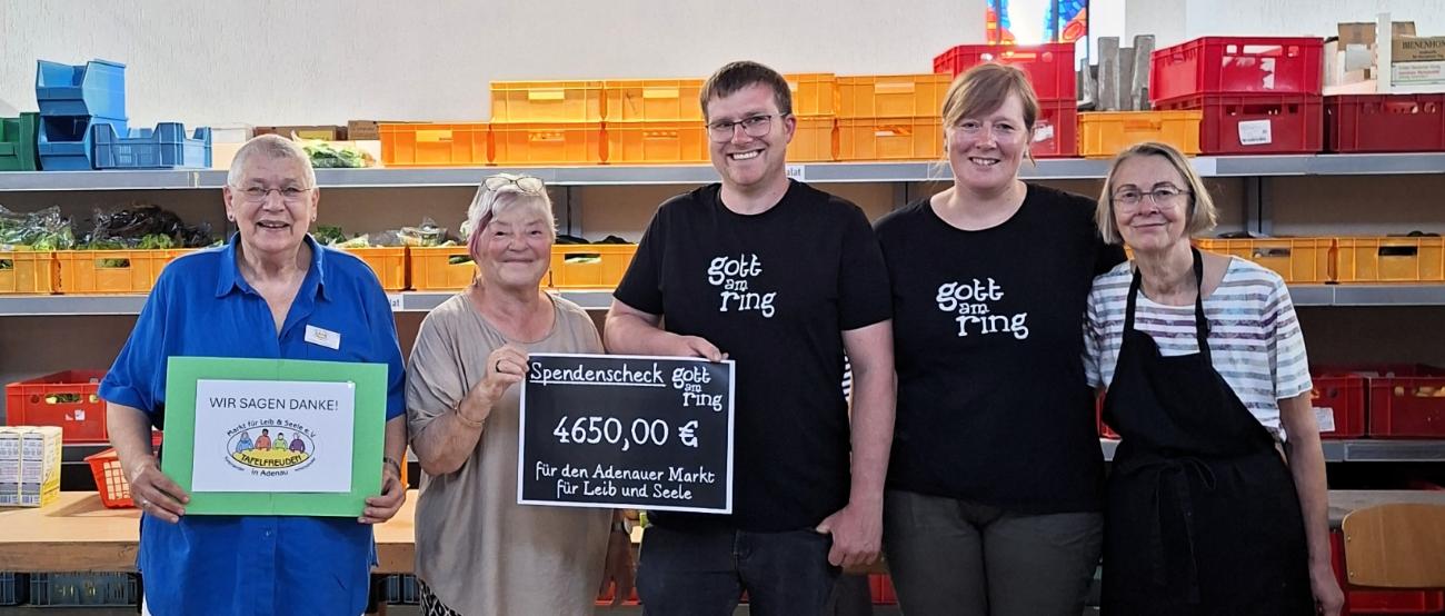 Das Gott-am-Ring-Team übergibt die Spende an den Adenauer Markt für Leib und Seele