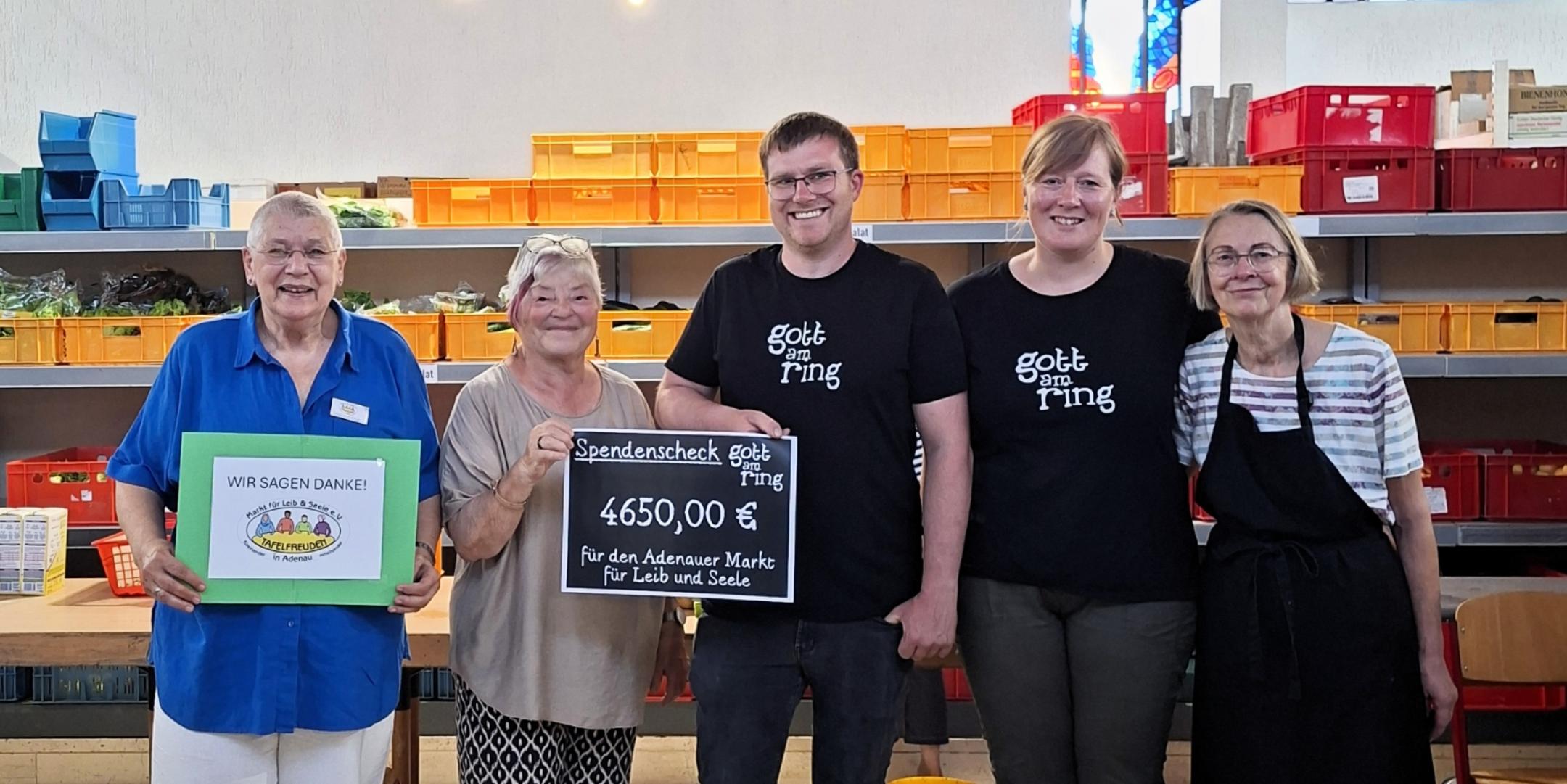 Das Gott-am-Ring-Team übergibt die Spende an den Adenauer Markt für Leib und Seele (c) Philipp Hein Das Gott-am-Ring-Team übergibt die Spende an den Adenauer Markt für Leib und Seele