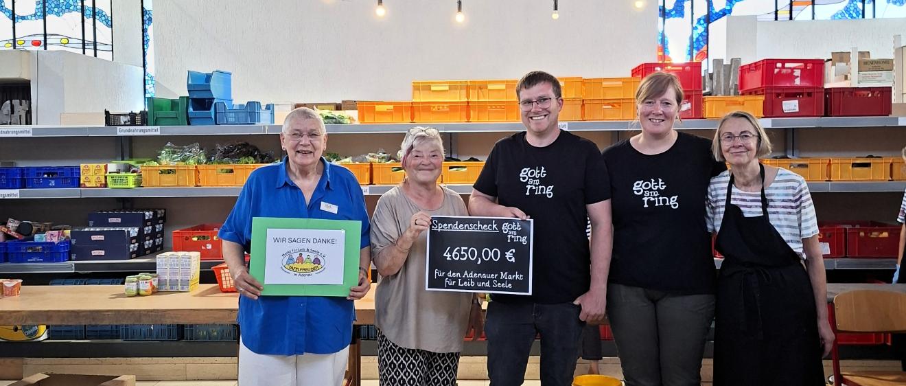 Spendenübergabe an den Adenauer Markt für Leib und Seele