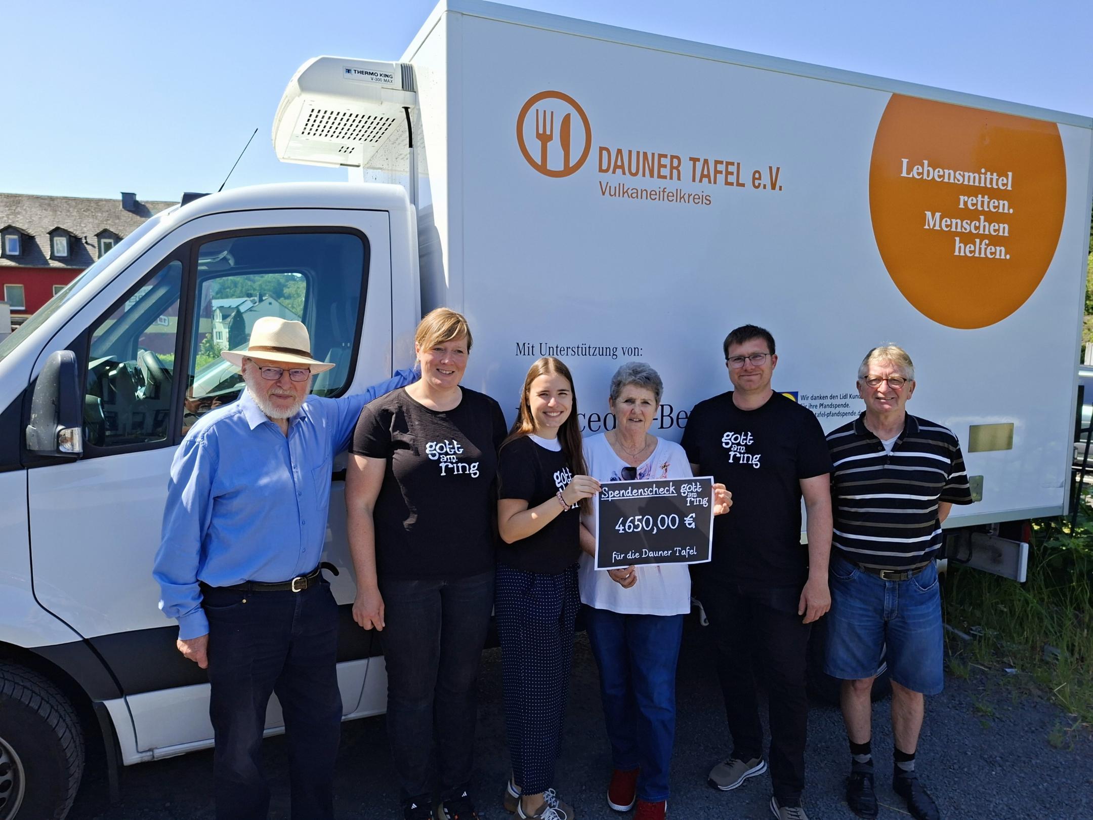 Das Team der Dauner Tafel nimmt die Spende in Empfang (c) Philipp Hein Das Team der Dauner Tafel nimmt die Spende in Empfang
