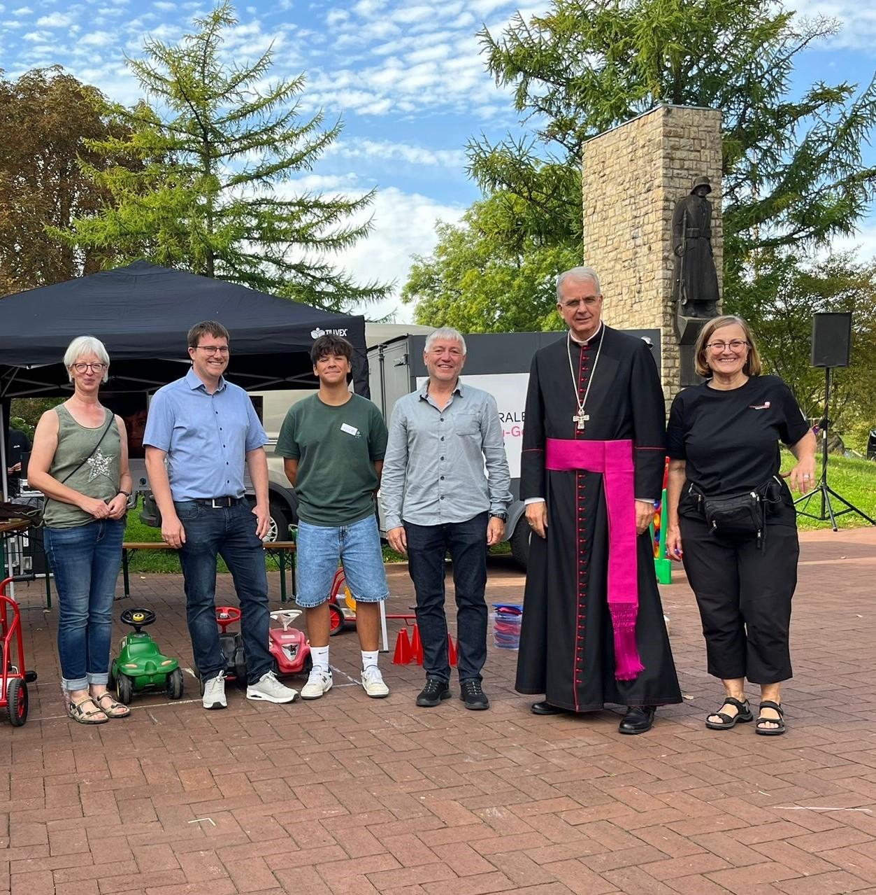 Anette Weber (Gemeindereferentin), Philipp Hein (Mitglied im Leitungsteam), Paul Schädlich (Jugendvertretung), Ralf Pius Krämer (Pfarrer), Jörg Michael Peters (Weihbischof), Gertrud Simonis (Caritasverband Westeifel e.V.)