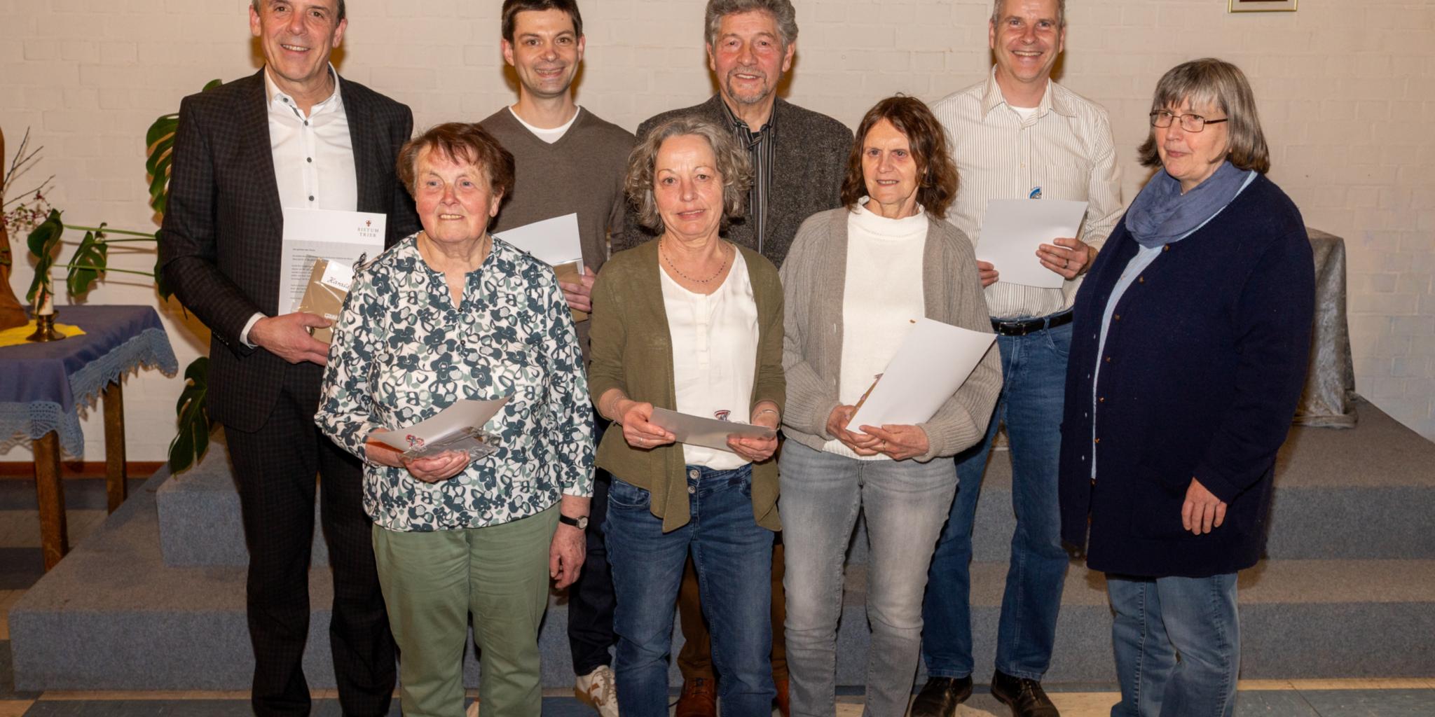 Der Kirchenchor Stadtkyll ehrt mehrere Sängerinnen und Sänger