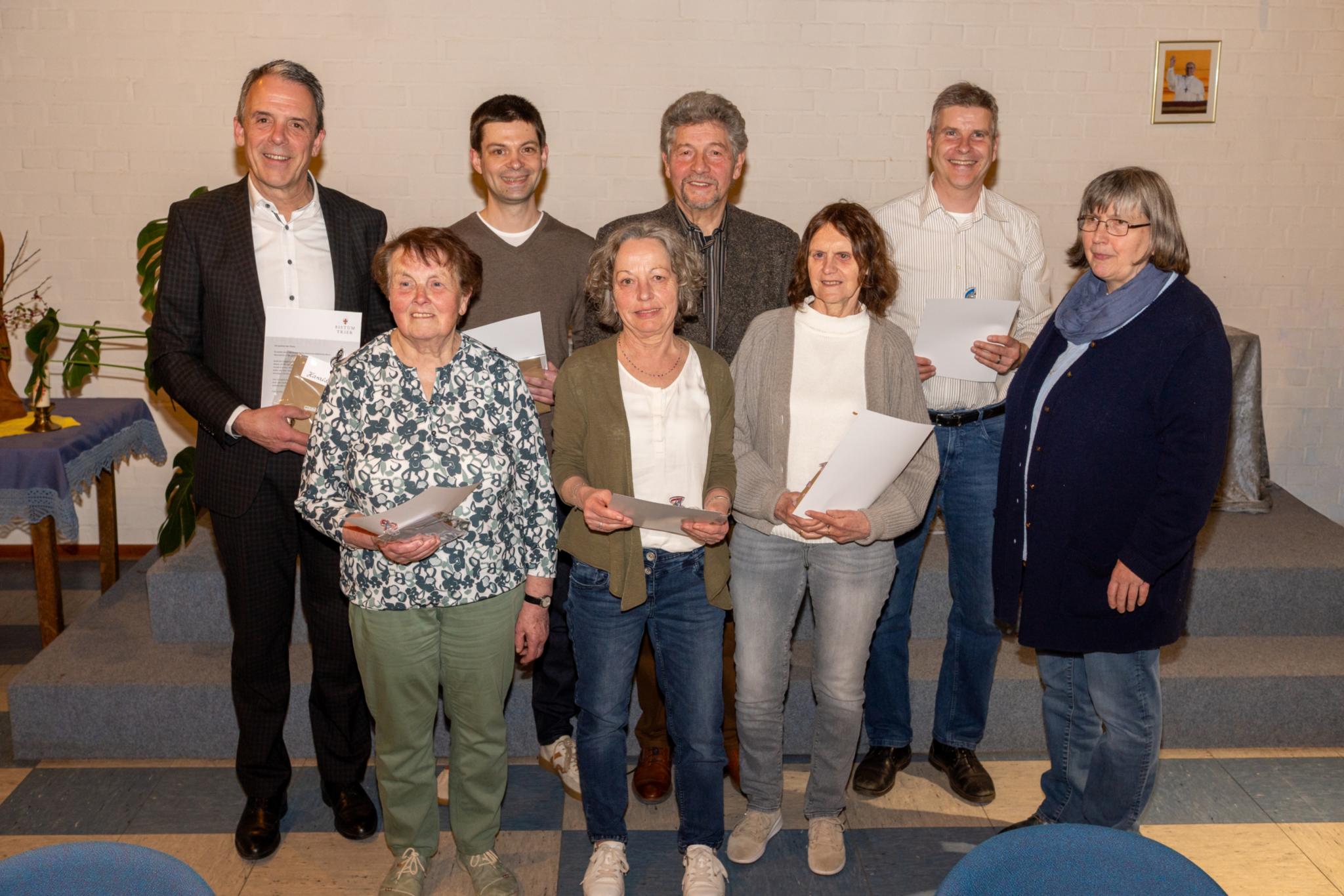 Der Kirchenchor Stadtkyll ehrt mehrere Sängerinnen und Sänger