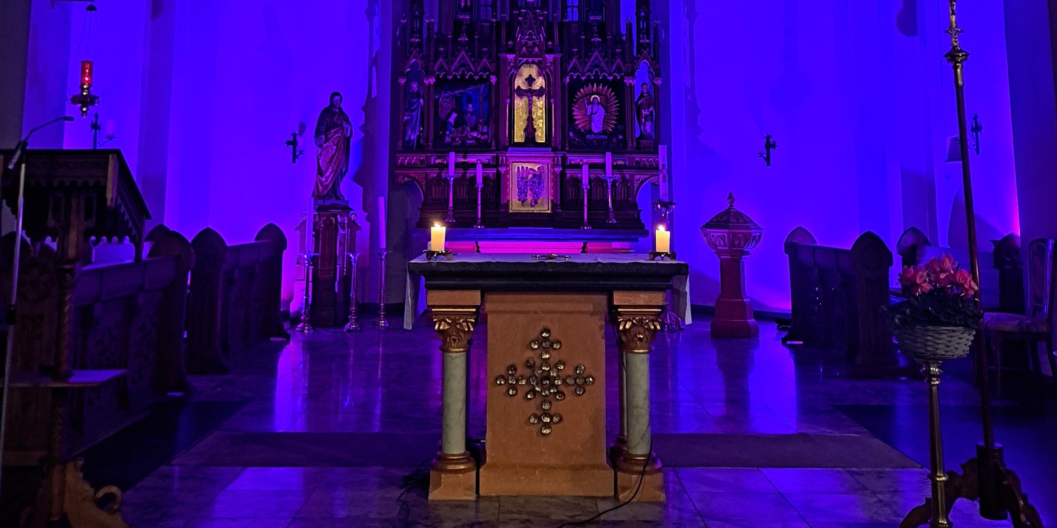 Die Lissendorfer Kirche wurde für den Gottesdienst stimmungsvoll beleuchtet