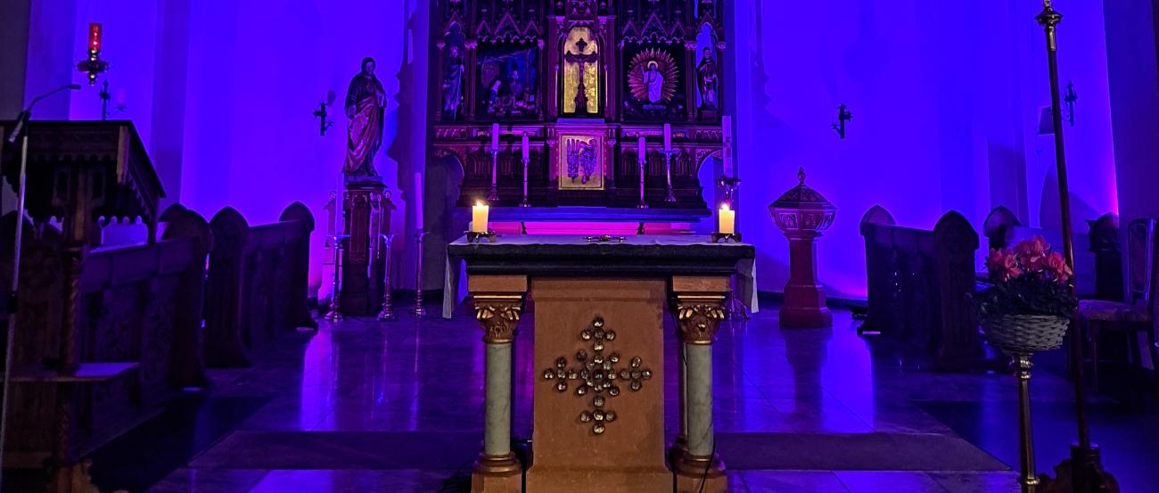 Die Lissendorfer Kirche wurde für den Gottesdienst stimmungsvoll beleuchtet