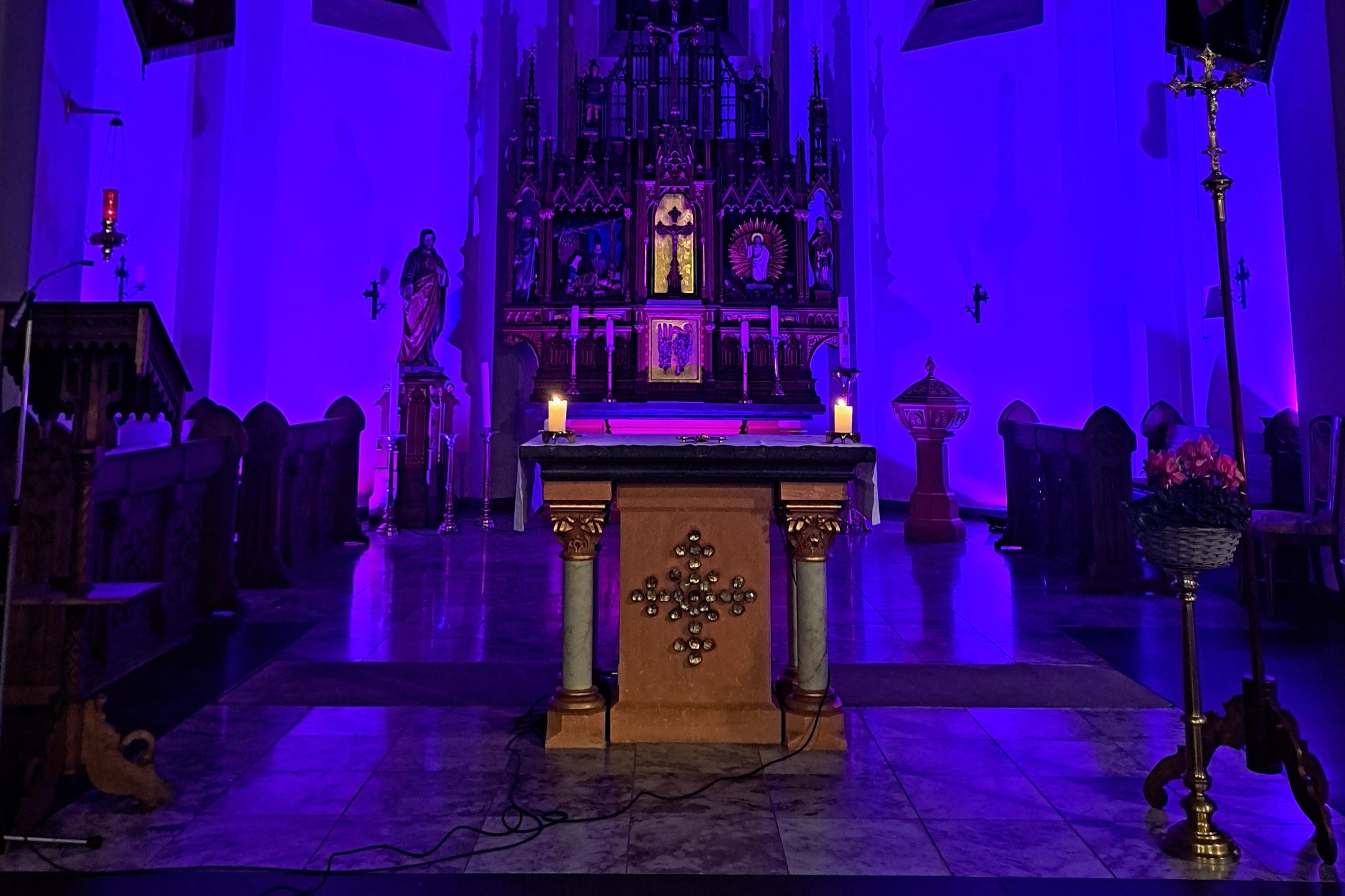 Die Lissendorfer Kirche wurde für den Gottesdienst stimmungsvoll beleuchtet