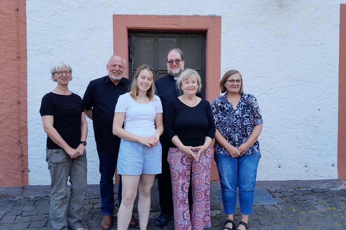 Von links: Anette Weber, Gemeindereferentin Pastoraler Raum Adenau-Gerolstein; Gregor Meyer, Diakon Pfarrei Maria Königin in der Kalkeifel, Ilse Rijke, Formularlotsin; Pfarrer Gebhard Lück, Pfarrei Maria Königin in der Kalkeifel; Brunhilde Auer-Lamberz, Formularlotsin; Gertrud Simonis, Caritas-Fluthilfe