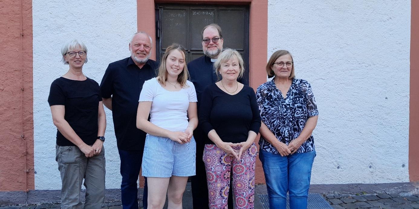Von links: Anette Weber, Gemeindereferentin Pastoraler Raum Adenau-Gerolstein; Gregor Meyer, Diakon Pfarrei Maria Königin in der Kalkeifel, Ilse Rijke, Formularlotsin; Pfarrer Gebhard Lück, Pfarrei Maria Königin in der Kalkeifel; Brunhilde Auer-Lamberz, Formularlotsin; Gertrud Simonis, Caritas-Fluthilfe