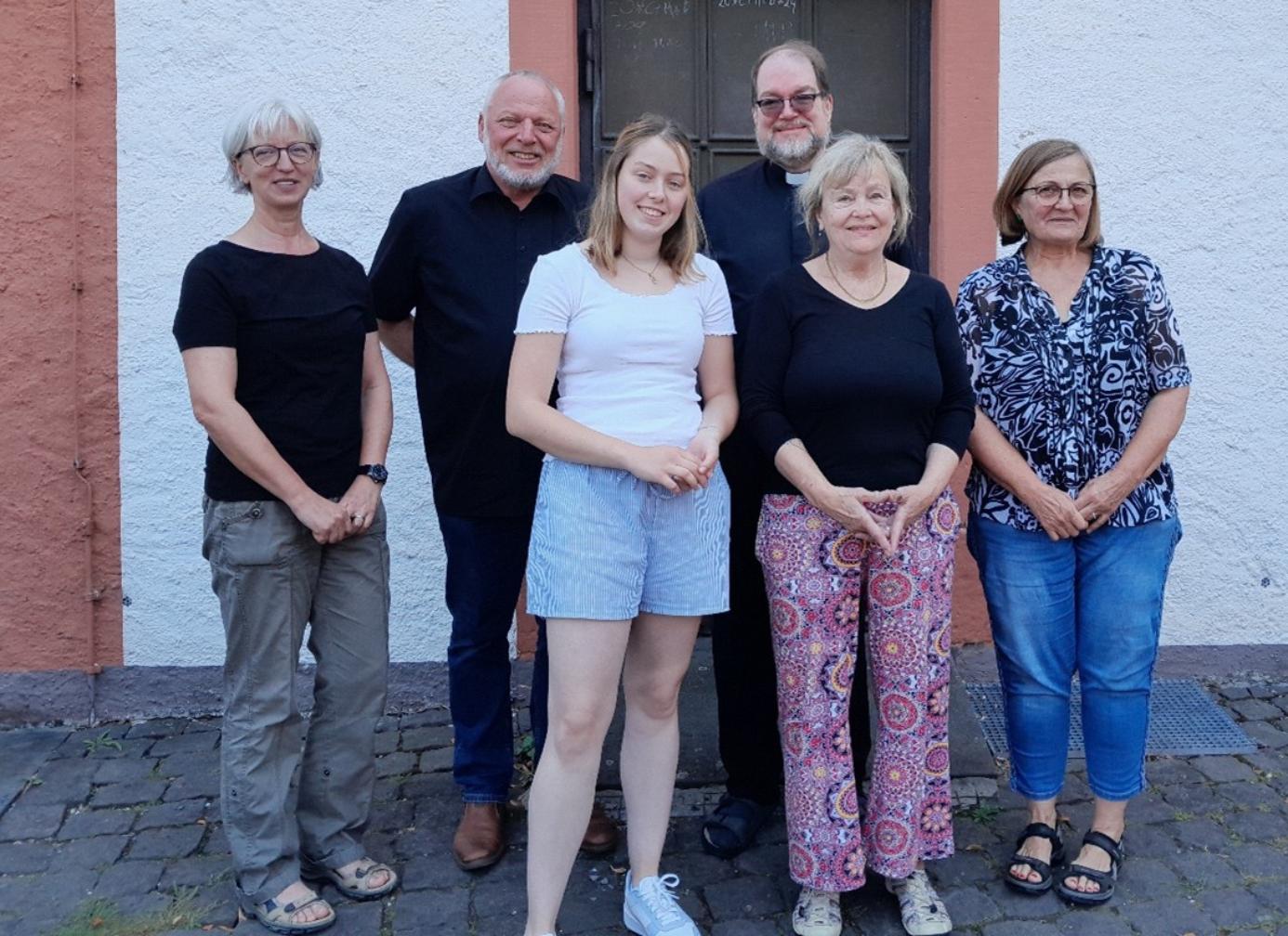 Von links: Anette Weber, Gemeindereferentin Pastoraler Raum Adenau-Gerolstein; Gregor Meyer, Diakon Pfarrei Maria Königin in der Kalkeifel, Ilse Rijke, Formularlotsin; Pfarrer Gebhard Lück, Pfarrei Maria Königin in der Kalkeifel; Brunhilde Auer-Lamberz, Formularlotsin; Gertrud Simonis, Caritas-Fluthilfe