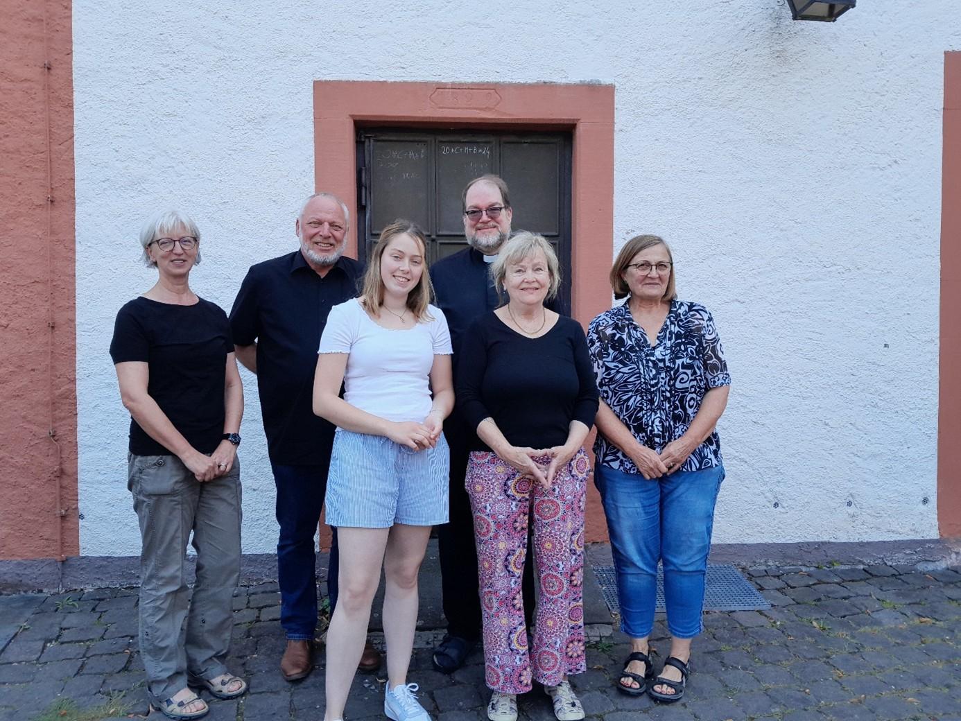 Von links: Anette Weber, Gemeindereferentin Pastoraler Raum Adenau-Gerolstein; Gregor Meyer, Diakon Pfarrei Maria Königin in der Kalkeifel, Ilse Rijke, Formularlotsin; Pfarrer Gebhard Lück, Pfarrei Maria Königin in der Kalkeifel; Brunhilde Auer-Lamberz, Formularlotsin; Gertrud Simonis, Caritas-Fluthilfe