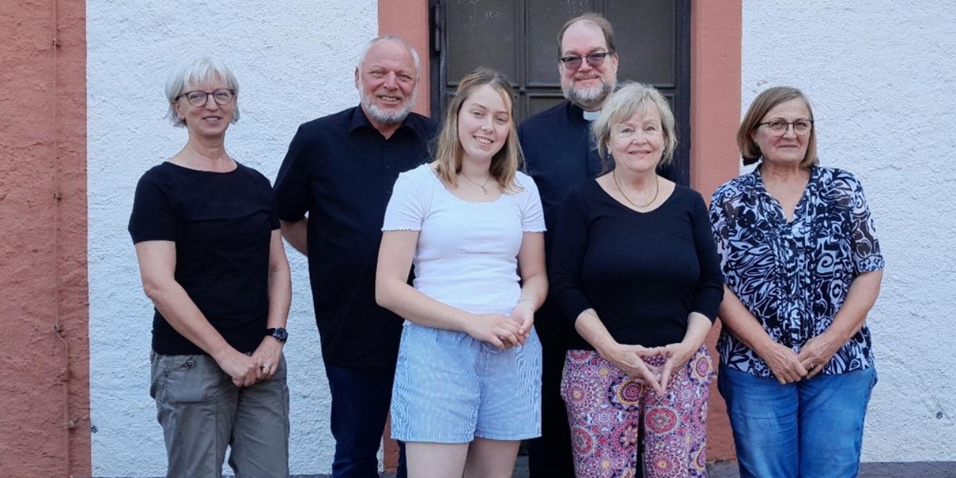 Von links: Anette Weber, Gemeindereferentin Pastoraler Raum Adenau-Gerolstein; Gregor Meyer, Diakon Pfarrei Maria Königin in der Kalkeifel, Ilse Rijke, Formularlotsin; Pfarrer Gebhard Lück, Pfarrei Maria Königin in der Kalkeifel; Brunhilde Auer-Lamberz, Formularlotsin; Gertrud Simonis, Caritas-Fluthilfe