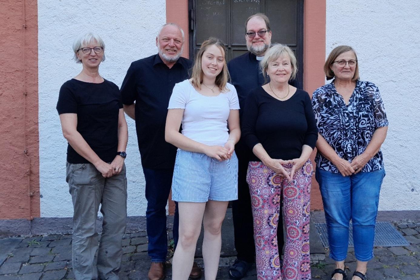 Von links: Anette Weber, Gemeindereferentin Pastoraler Raum Adenau-Gerolstein; Gregor Meyer, Diakon Pfarrei Maria Königin in der Kalkeifel, Ilse Rijke, Formularlotsin; Pfarrer Gebhard Lück, Pfarrei Maria Königin in der Kalkeifel; Brunhilde Auer-Lamberz, Formularlotsin; Gertrud Simonis, Caritas-Fluthilfe