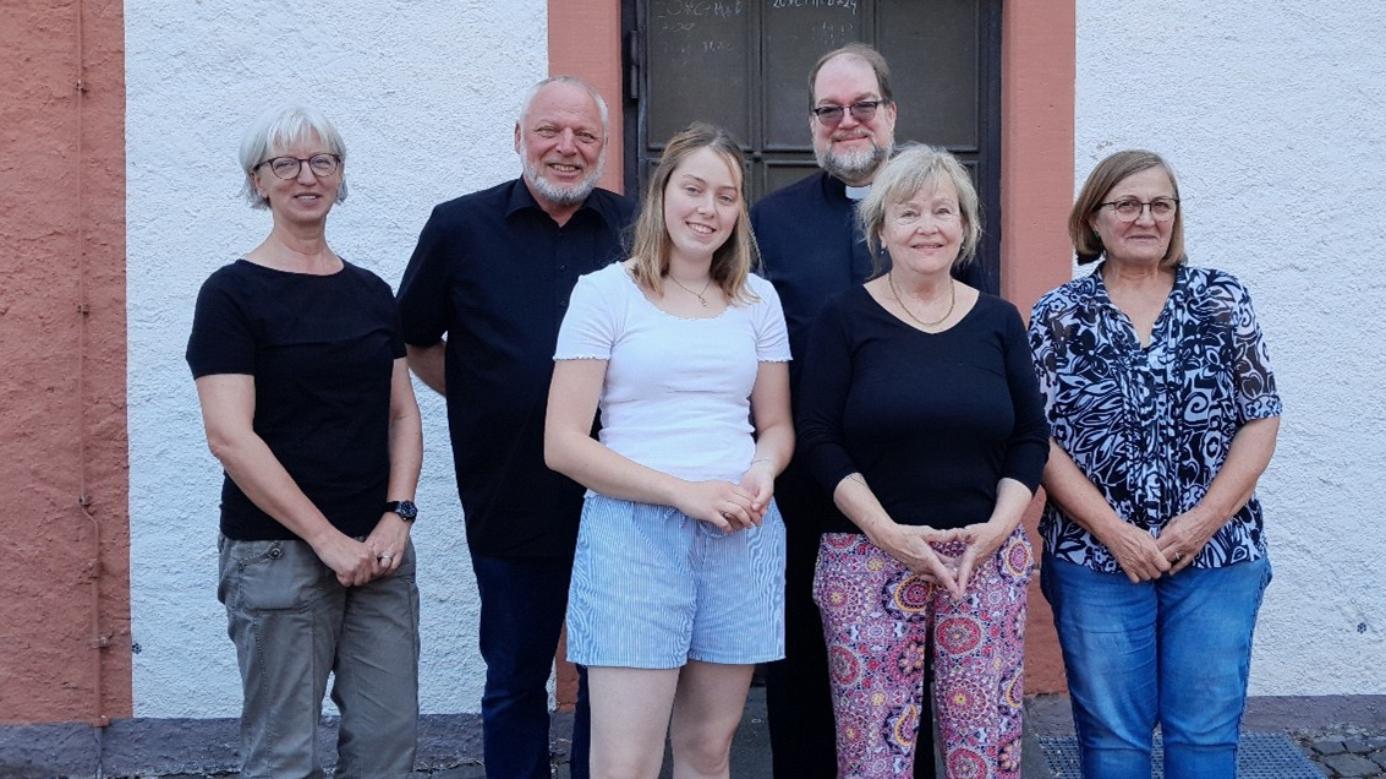 Von links: Anette Weber, Gemeindereferentin Pastoraler Raum Adenau-Gerolstein; Gregor Meyer, Diakon Pfarrei Maria Königin in der Kalkeifel, Ilse Rijke, Formularlotsin; Pfarrer Gebhard Lück, Pfarrei Maria Königin in der Kalkeifel; Brunhilde Auer-Lamberz, Formularlotsin; Gertrud Simonis, Caritas-Fluthilfe