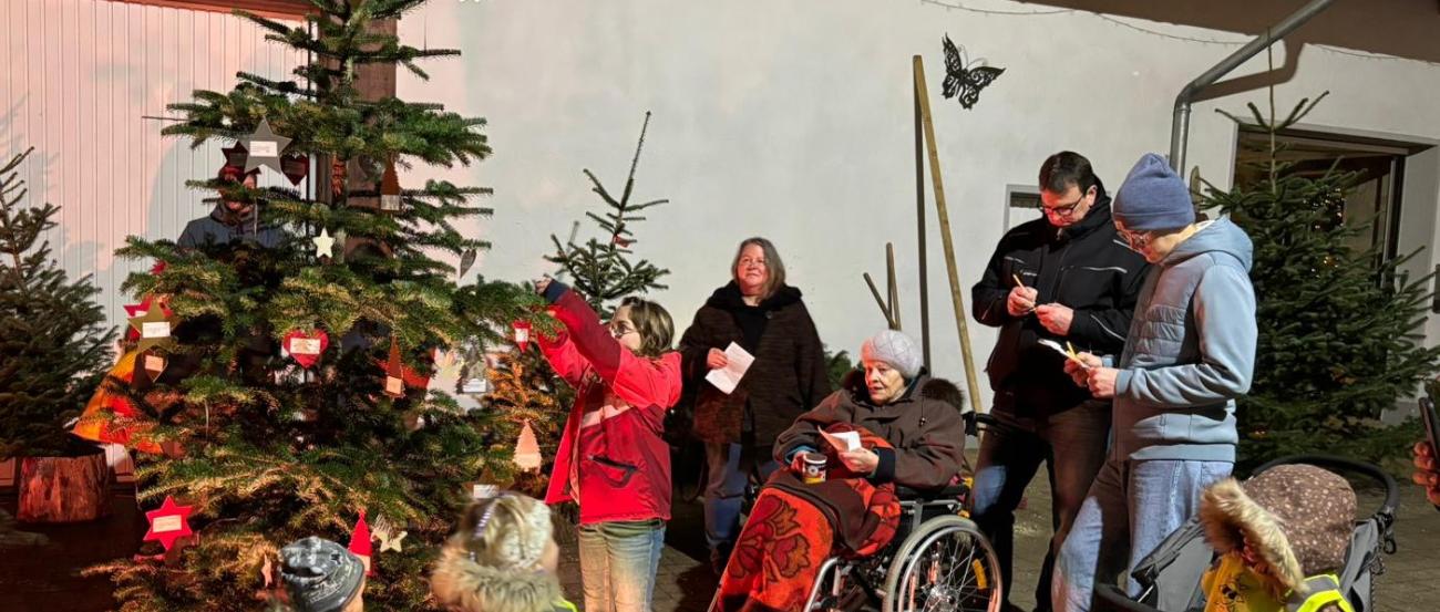 Fürbitten werden als Sterne an den Wunschbaum gehangen