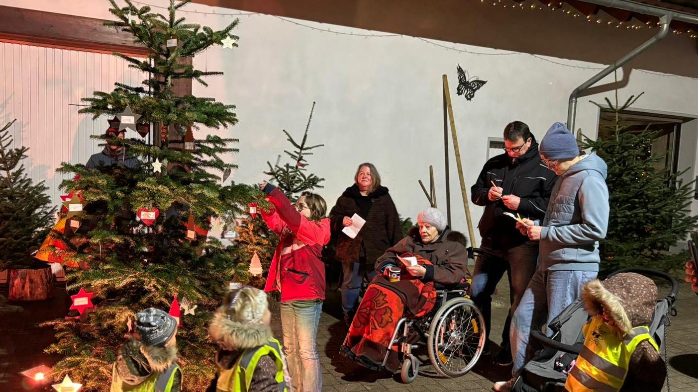 Fürbitten werden als Sterne an den Wunschbaum gehangen