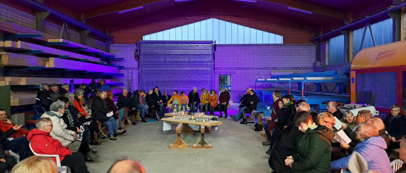 Kreativer Gottesdienst in der Zimmerei Holbach