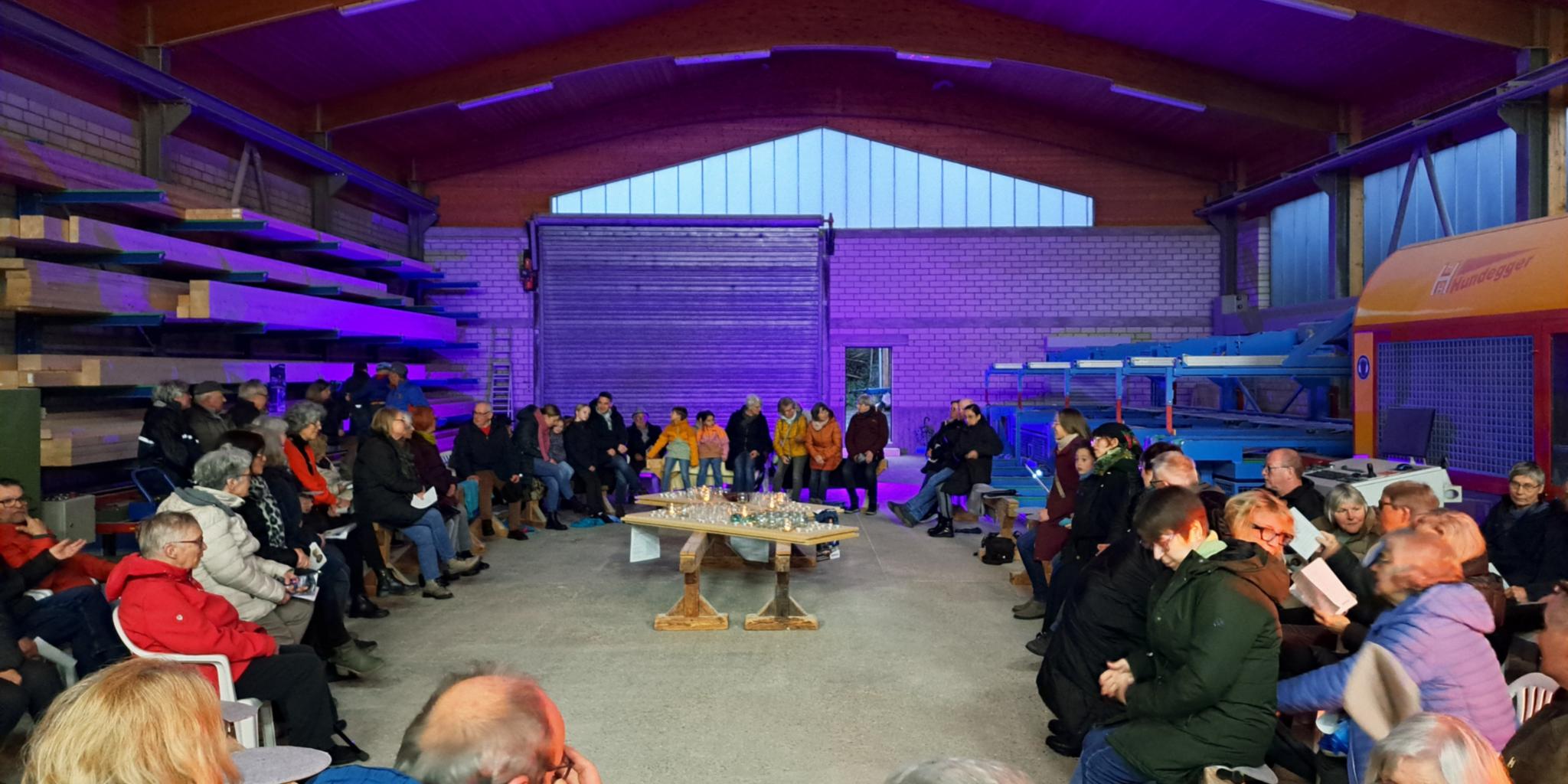 Kreativer Gottesdienst in der Zimmerei Holbach