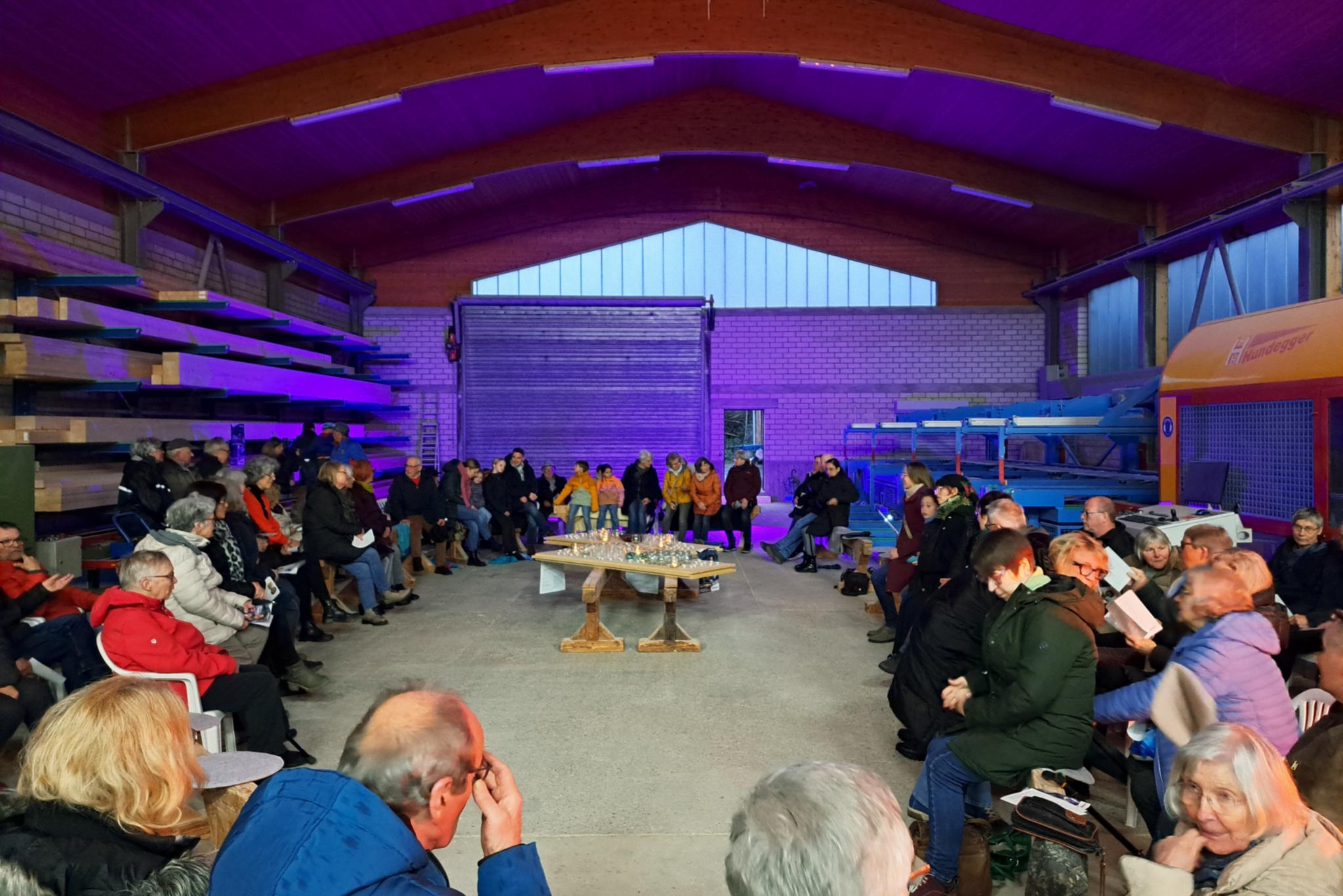 Kreativer Gottesdienst in der Zimmerei Holbach