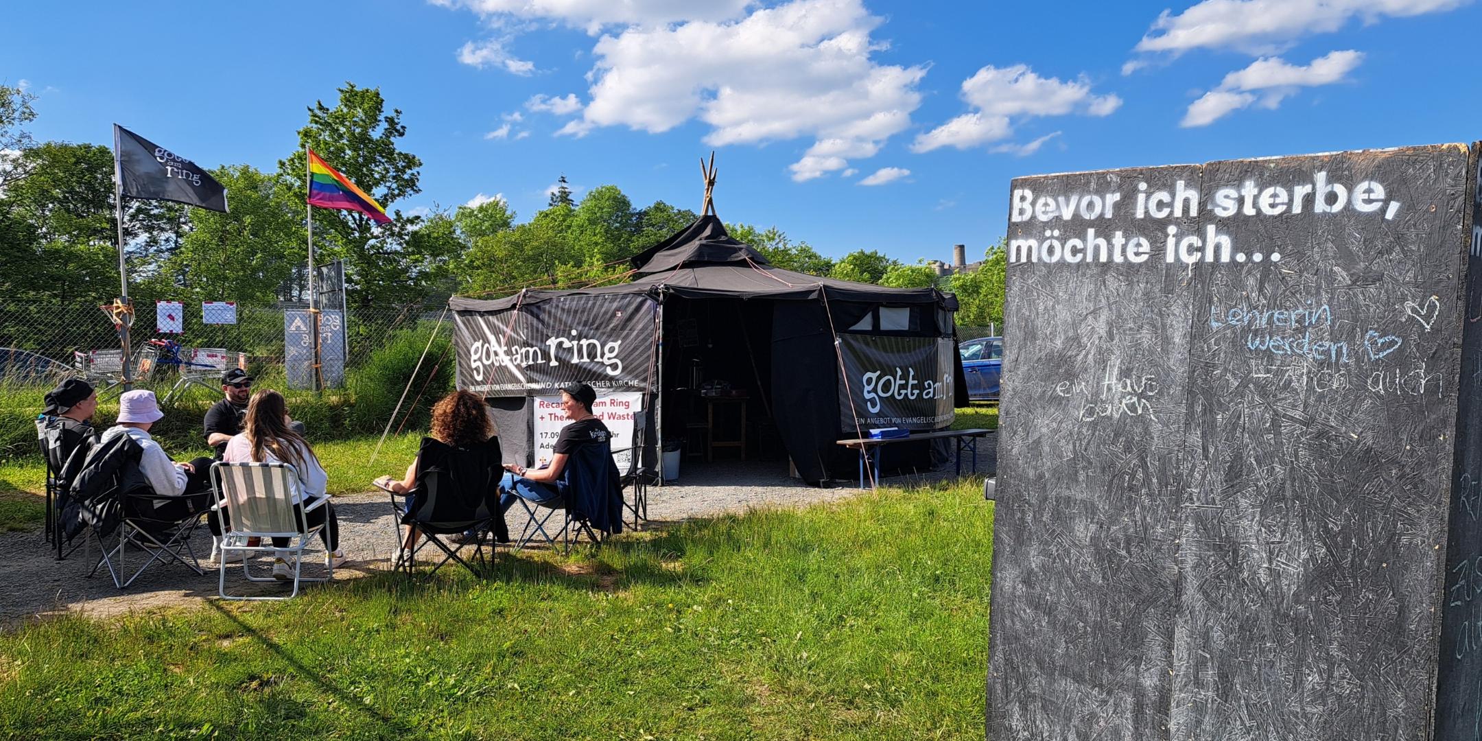 Lockere Gespräche vor dem Gott-am-Ring-Zelt