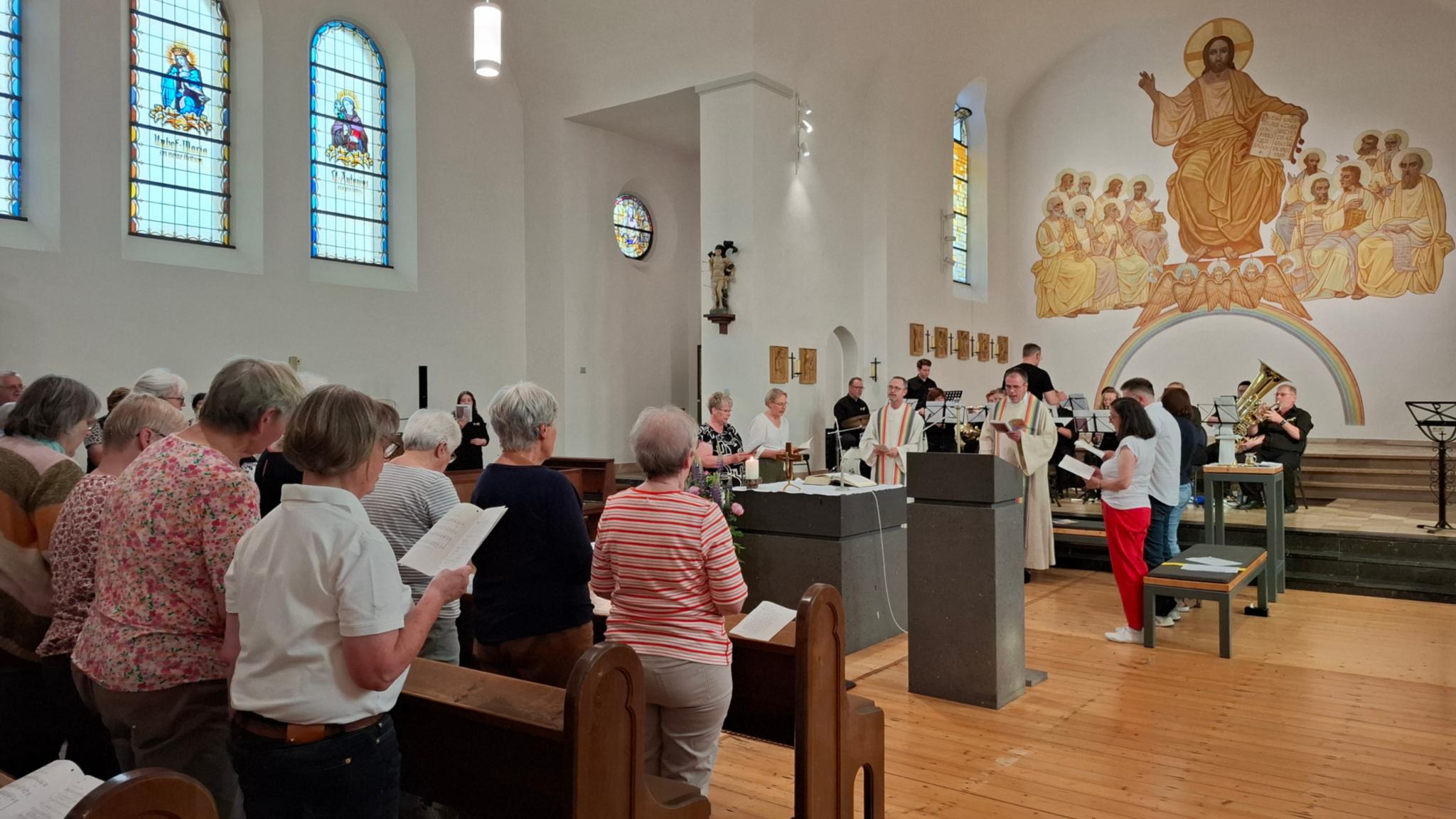 Mit klangvoller Begleitung des Musikvereins Hillesheim wurde die Stimmung perfekt.