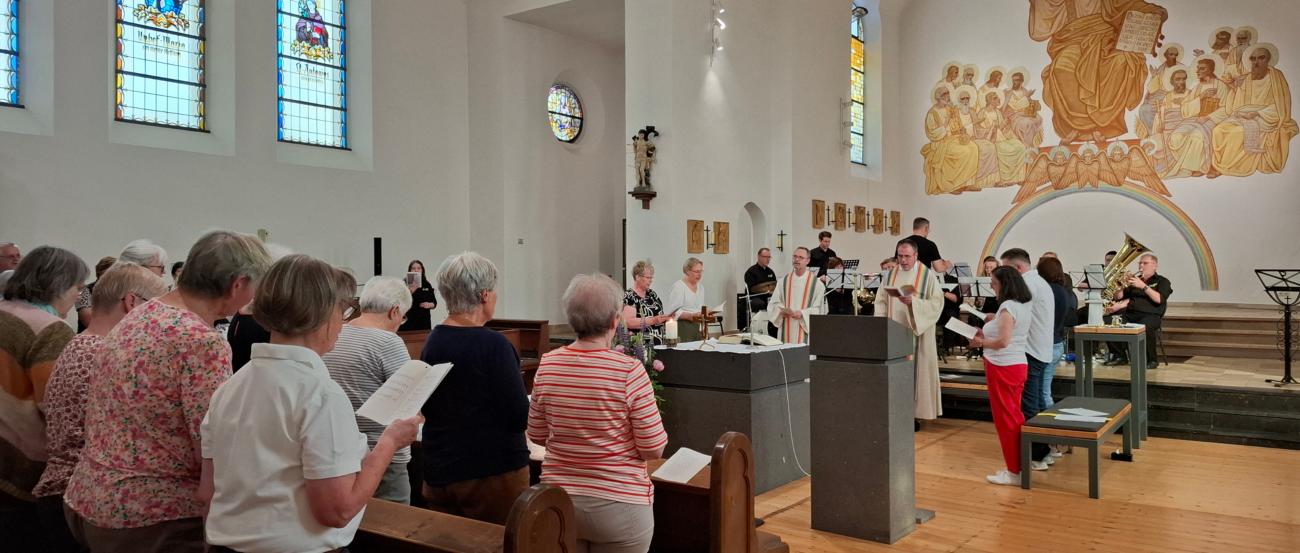 Mit klangvoller Begleitung des Musikvereins Hillesheim wurde die Stimmung perfekt.