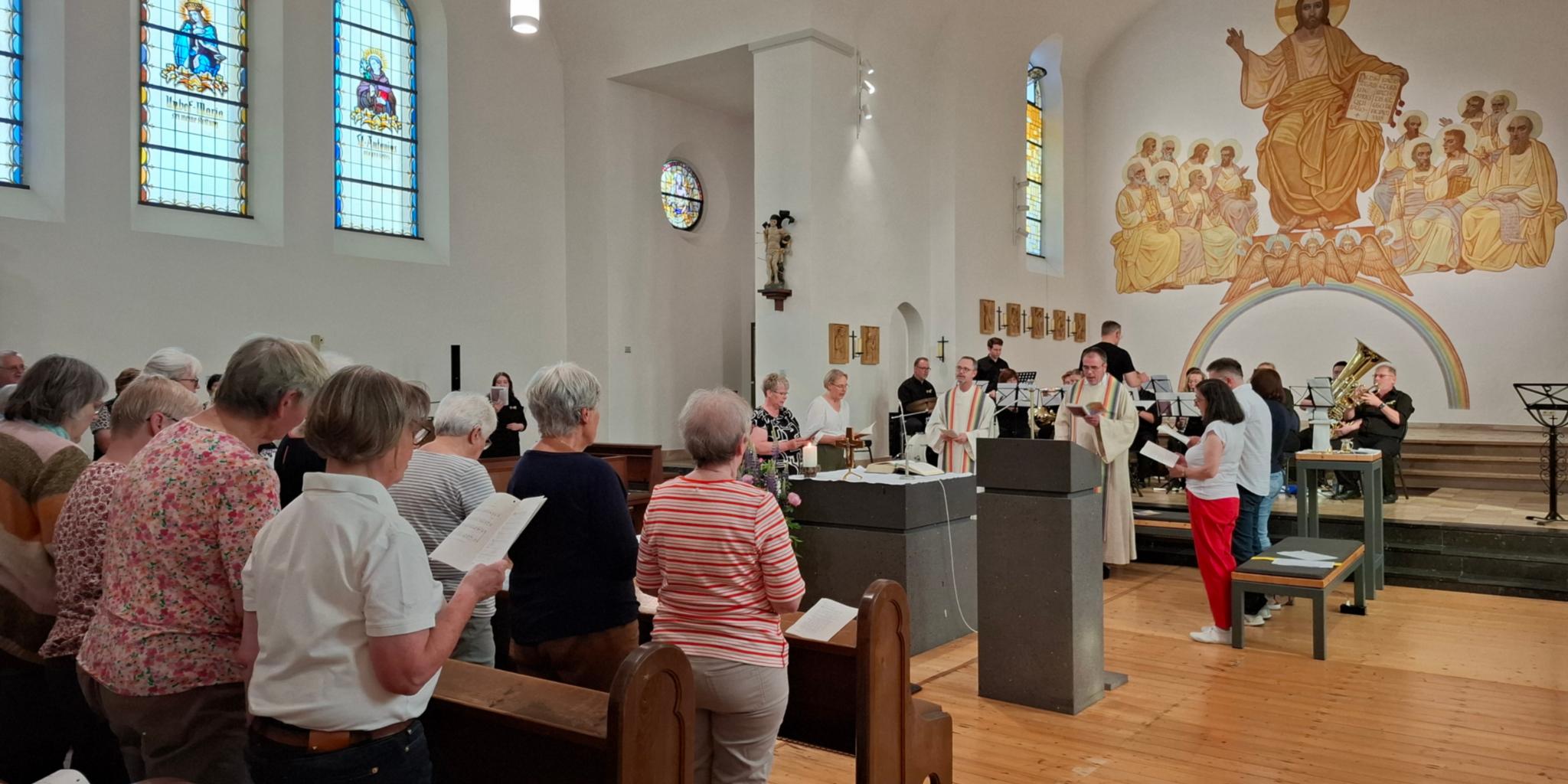 Mit klangvoller Begleitung des Musikvereins Hillesheim wurde die Stimmung perfekt.