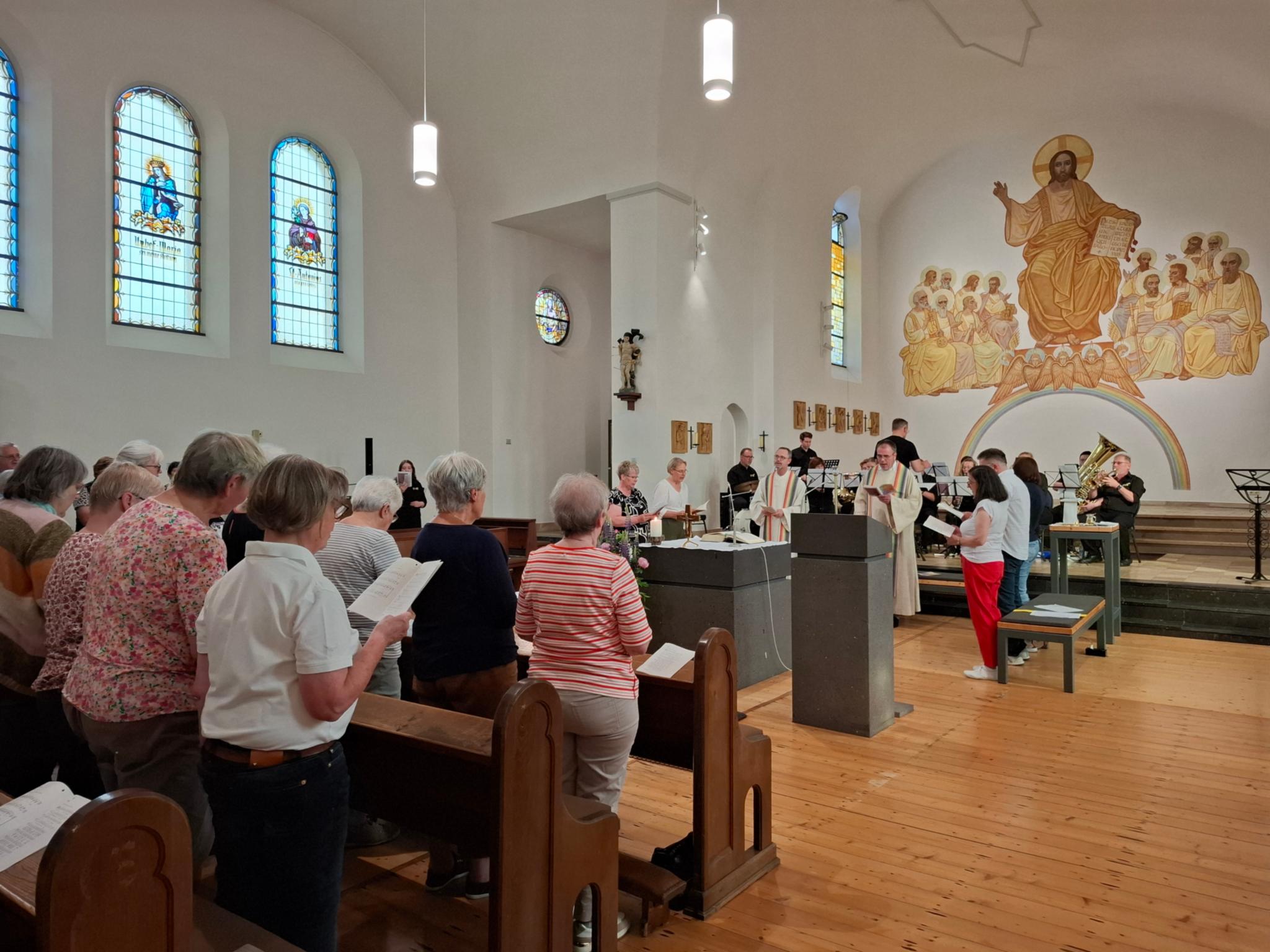 Mit klangvoller Begleitung des Musikvereins Hillesheim wurde die Stimmung perfekt.