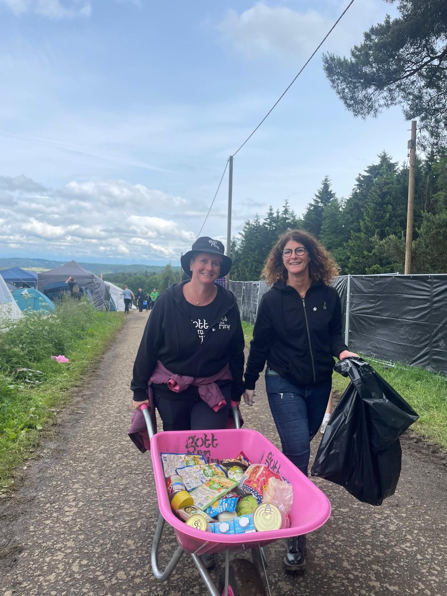 Silke Schmitz und Melanie Becker sammeln Lebensmittel auf den Zeltplätzen